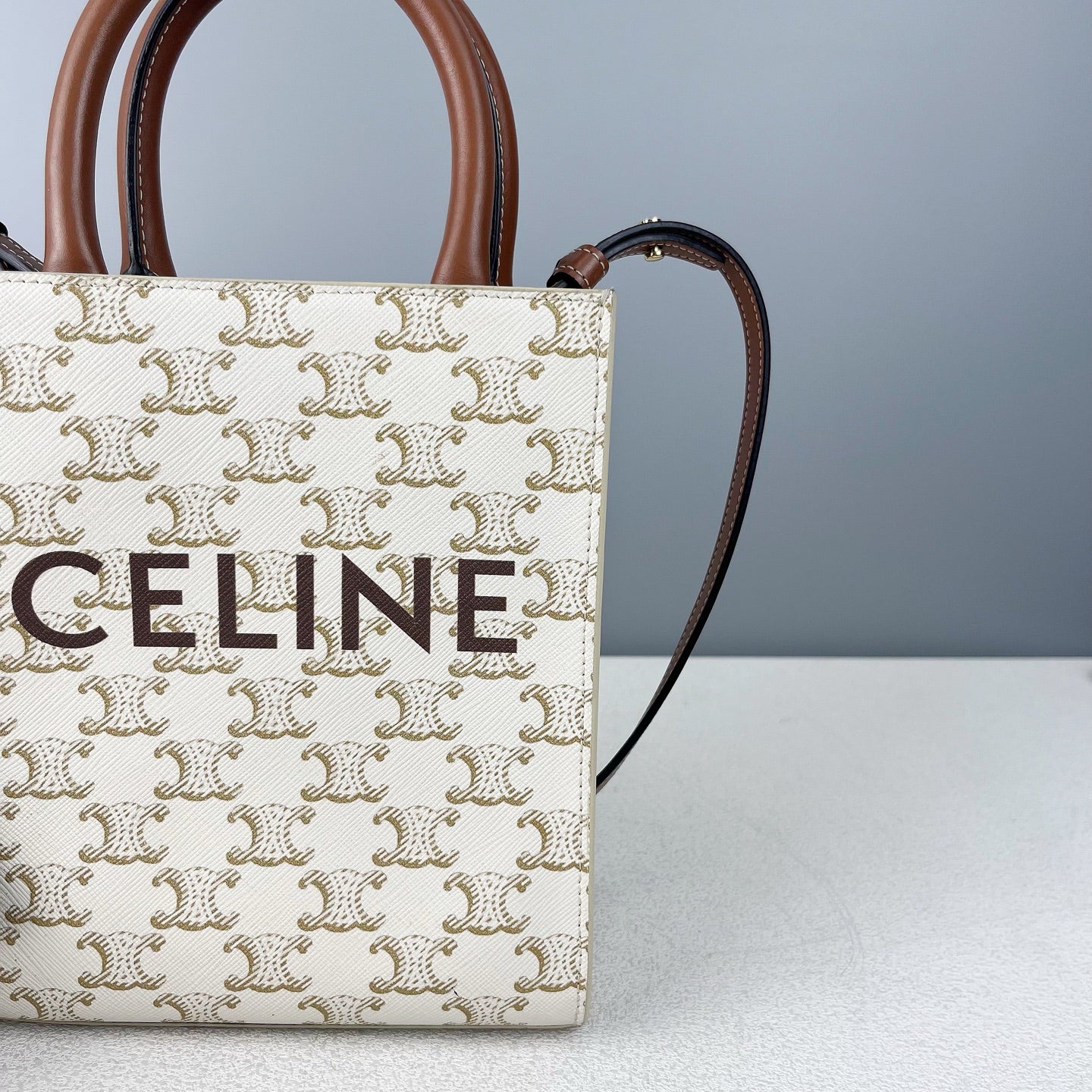 Celine White CONF.194372BZK.01BC