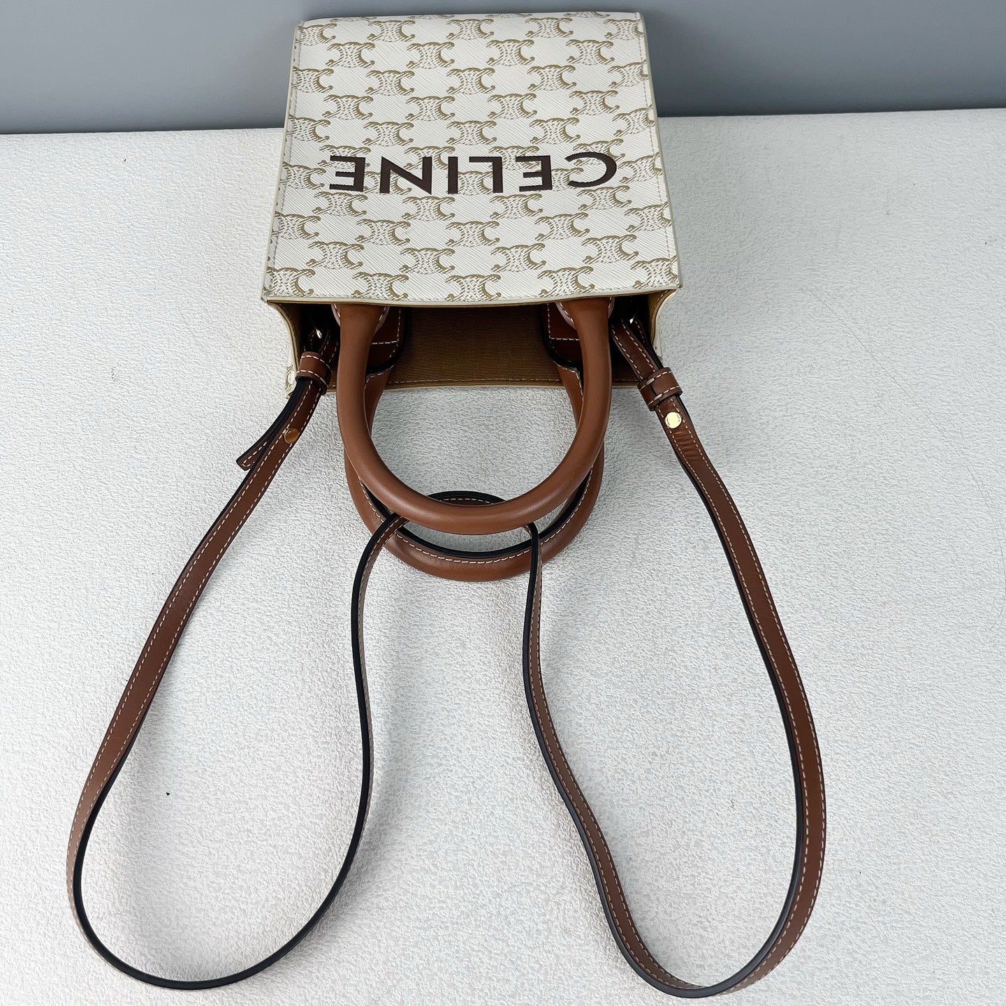 Celine White CONF.194372BZK.01BC