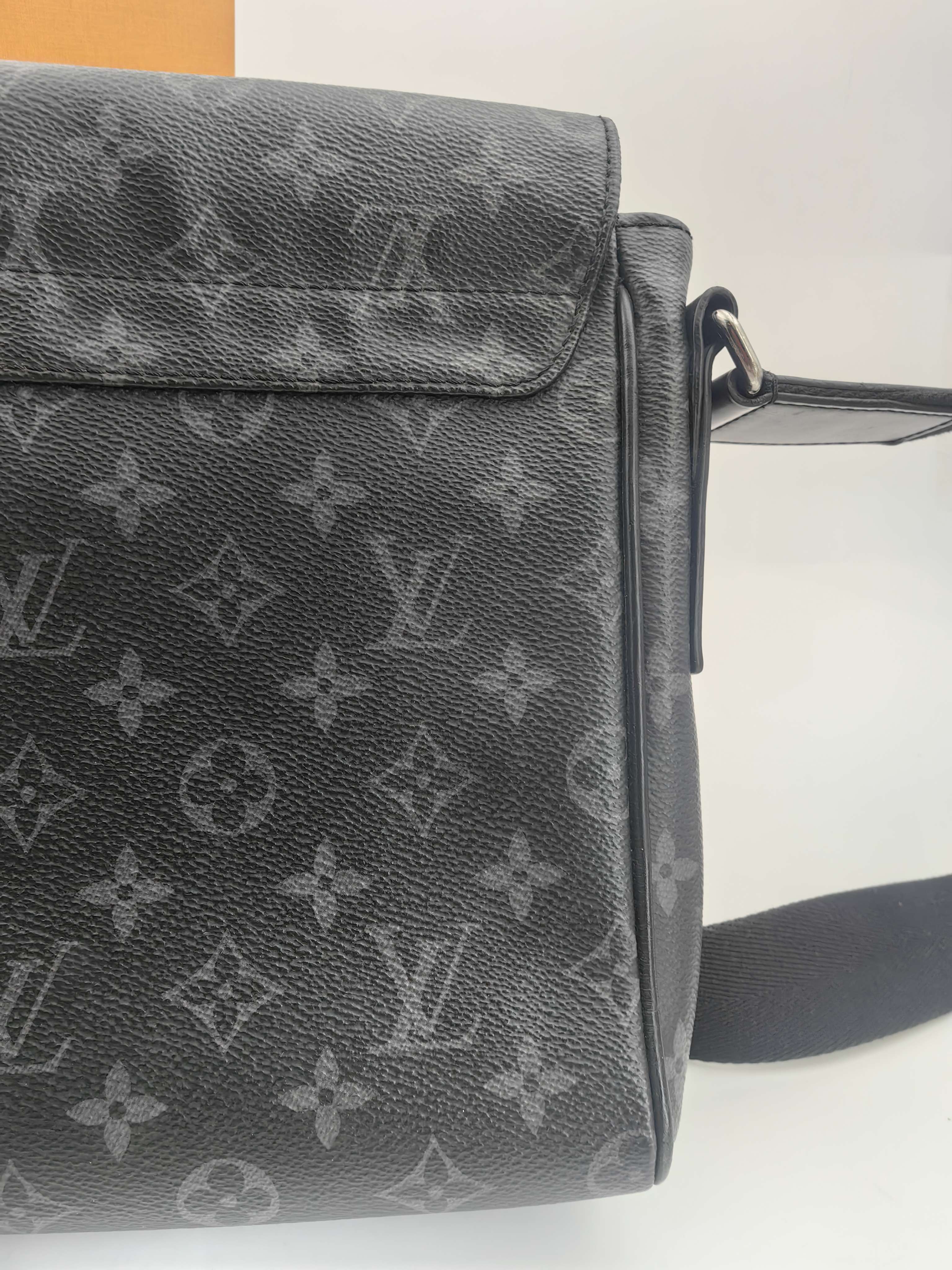 Louis Vuitton Messenger Bag