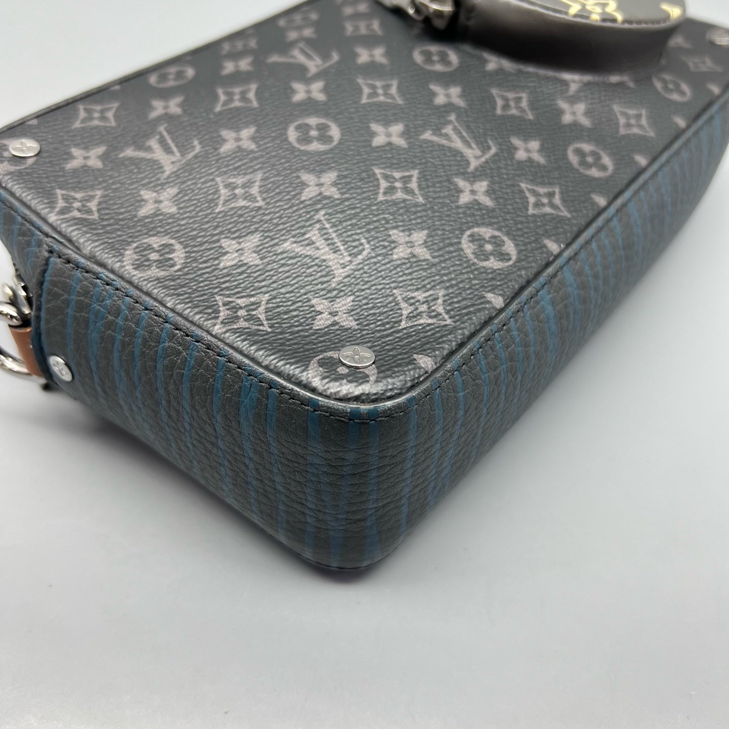 Louis Vuitton Messenger Bag