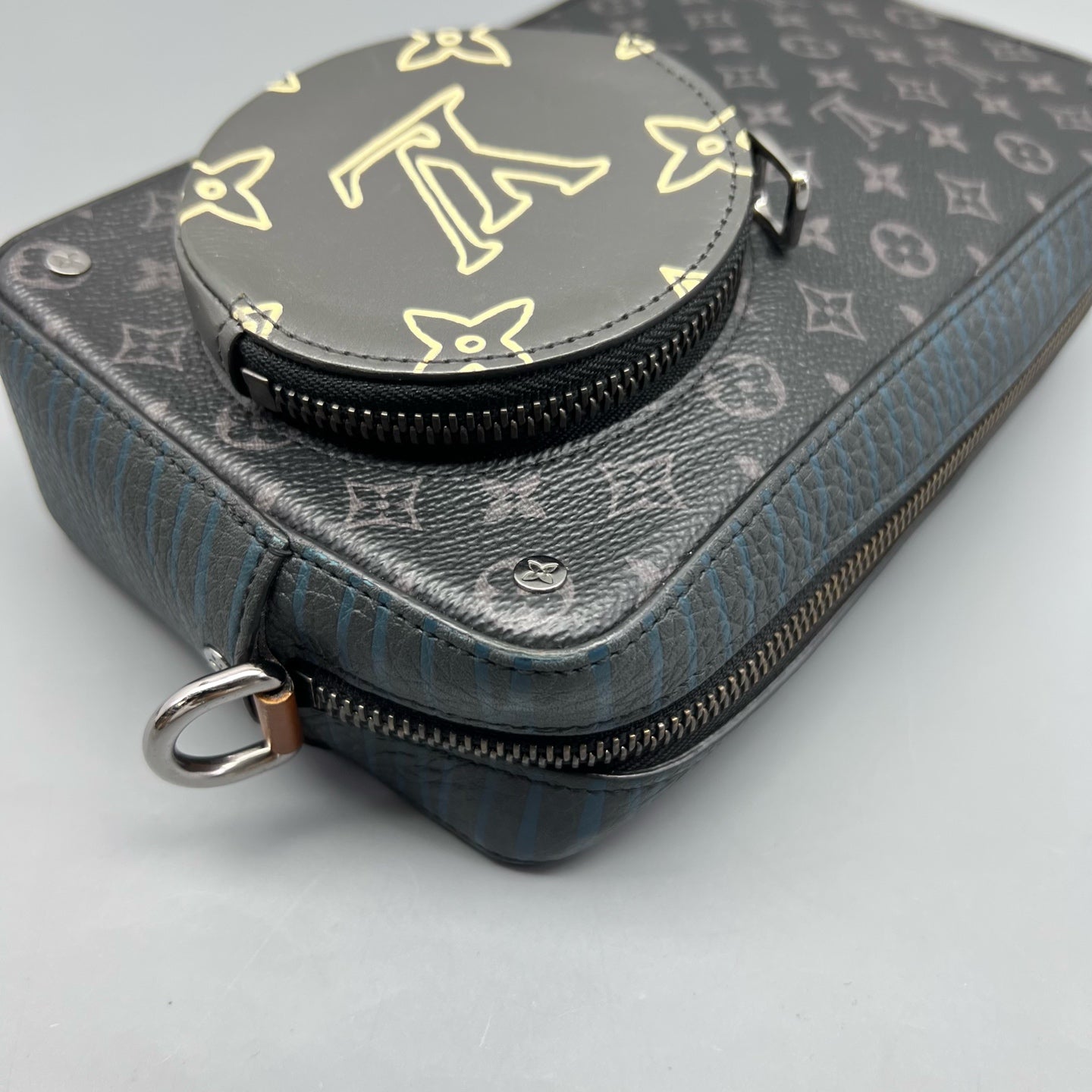 Louis Vuitton Messenger Bag