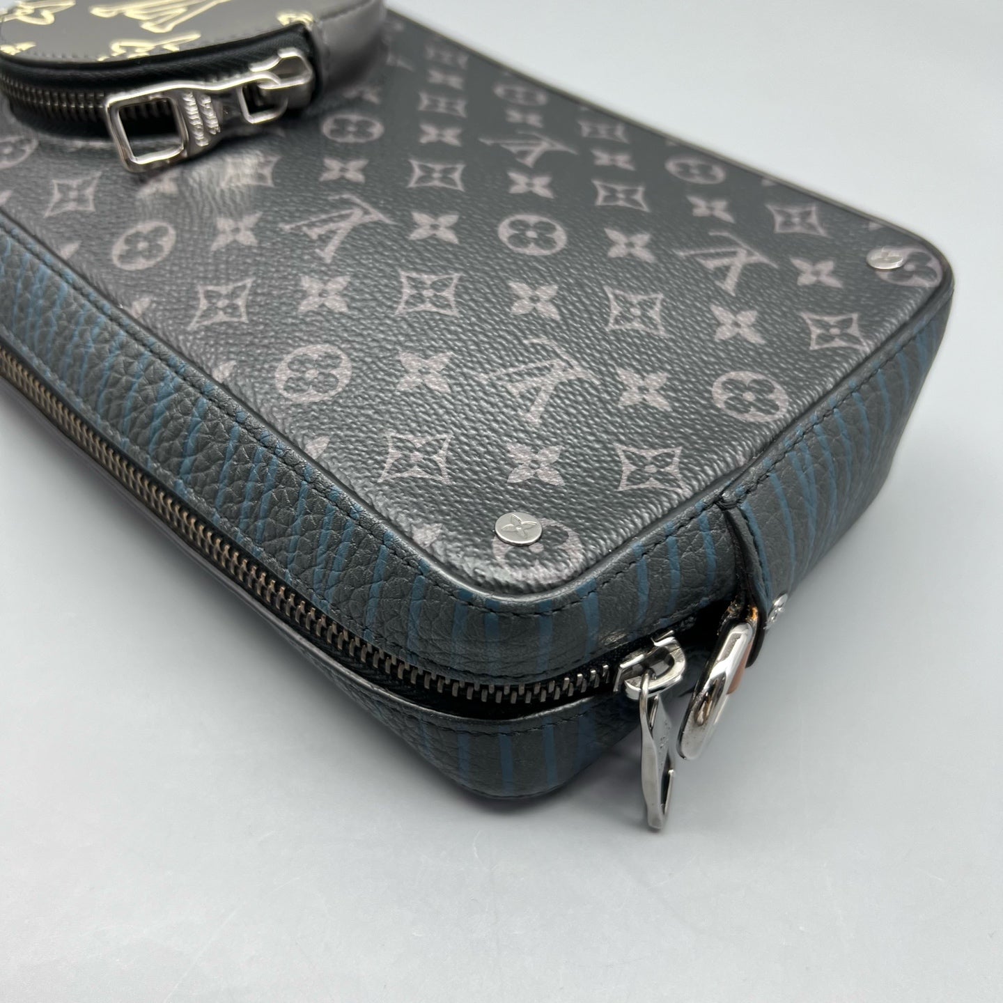 Louis Vuitton Messenger Bag