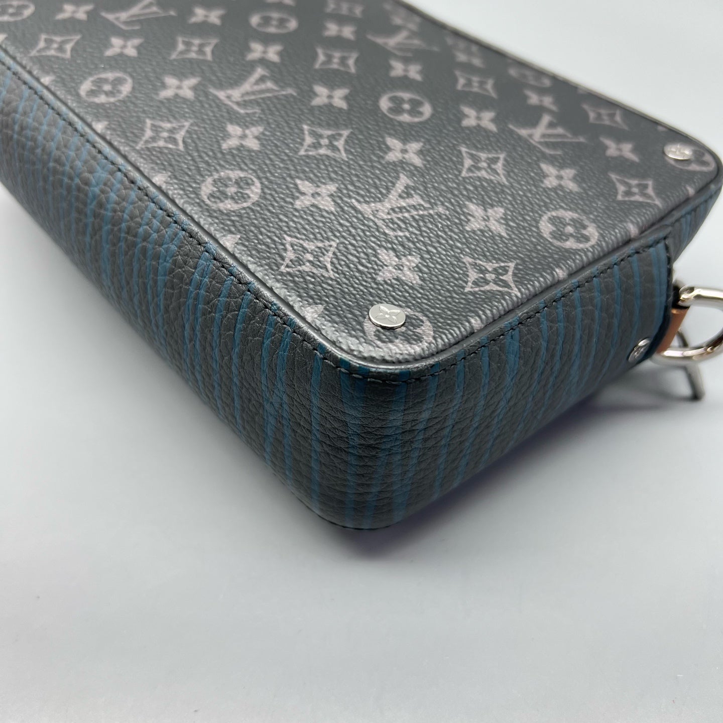 Louis Vuitton Messenger Bag