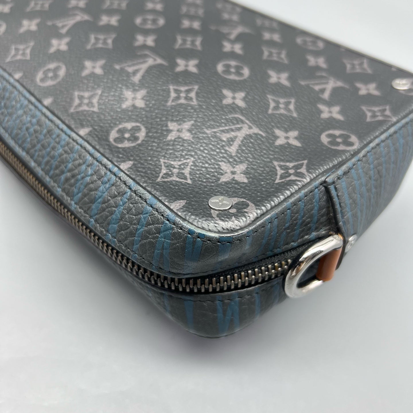 Louis Vuitton Messenger Bag