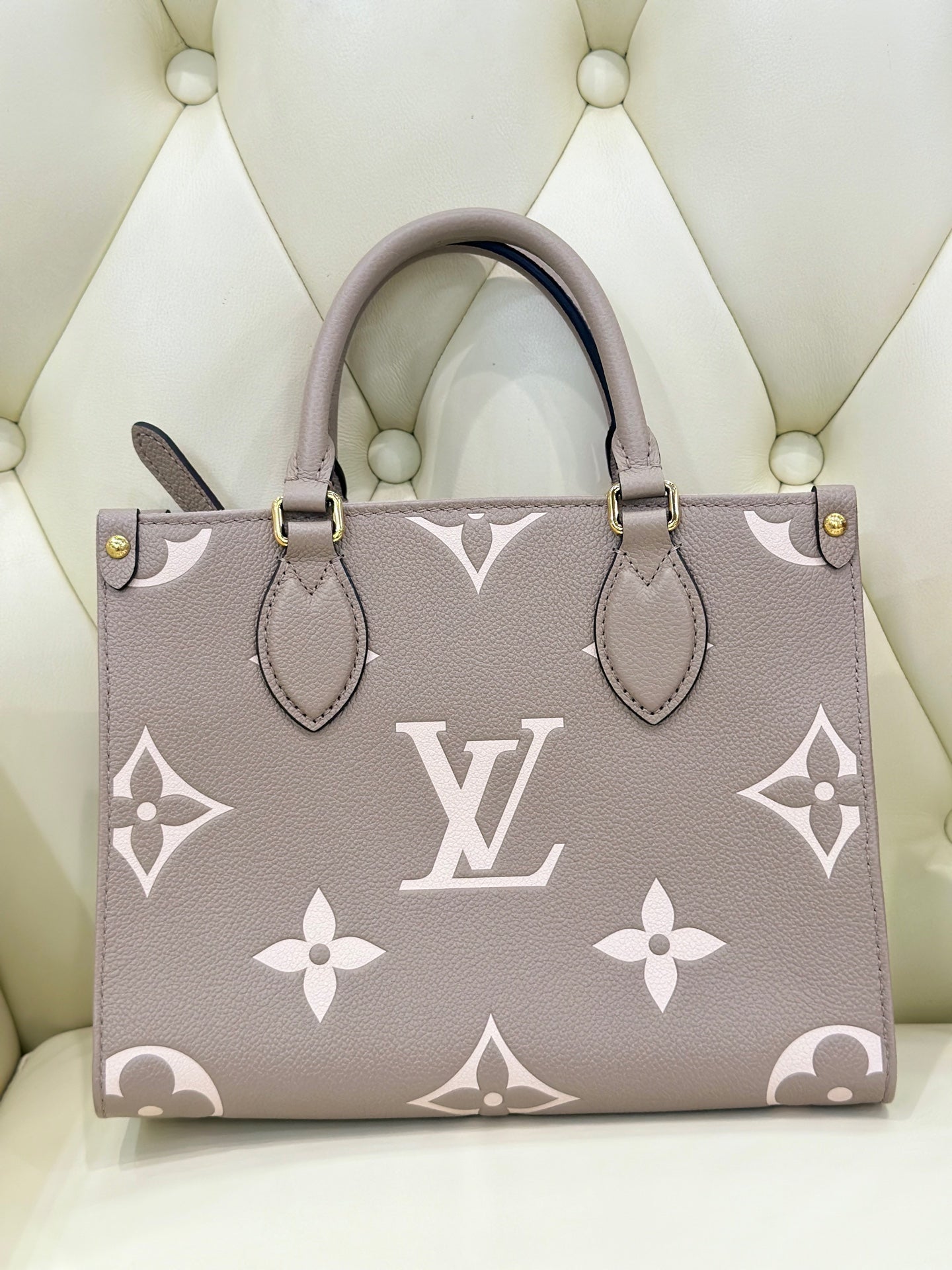 Louis Vuitton Onthego Crossbody 25 x 19 x 11.5 M45779