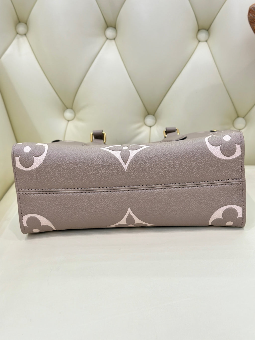 Louis Vuitton Onthego Crossbody 25 x 19 x 11.5 M45779