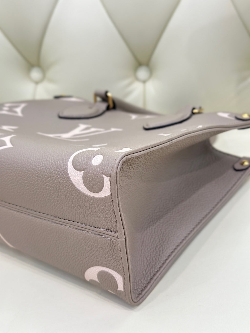 Louis Vuitton Onthego Crossbody 25 x 19 x 11.5 M45779