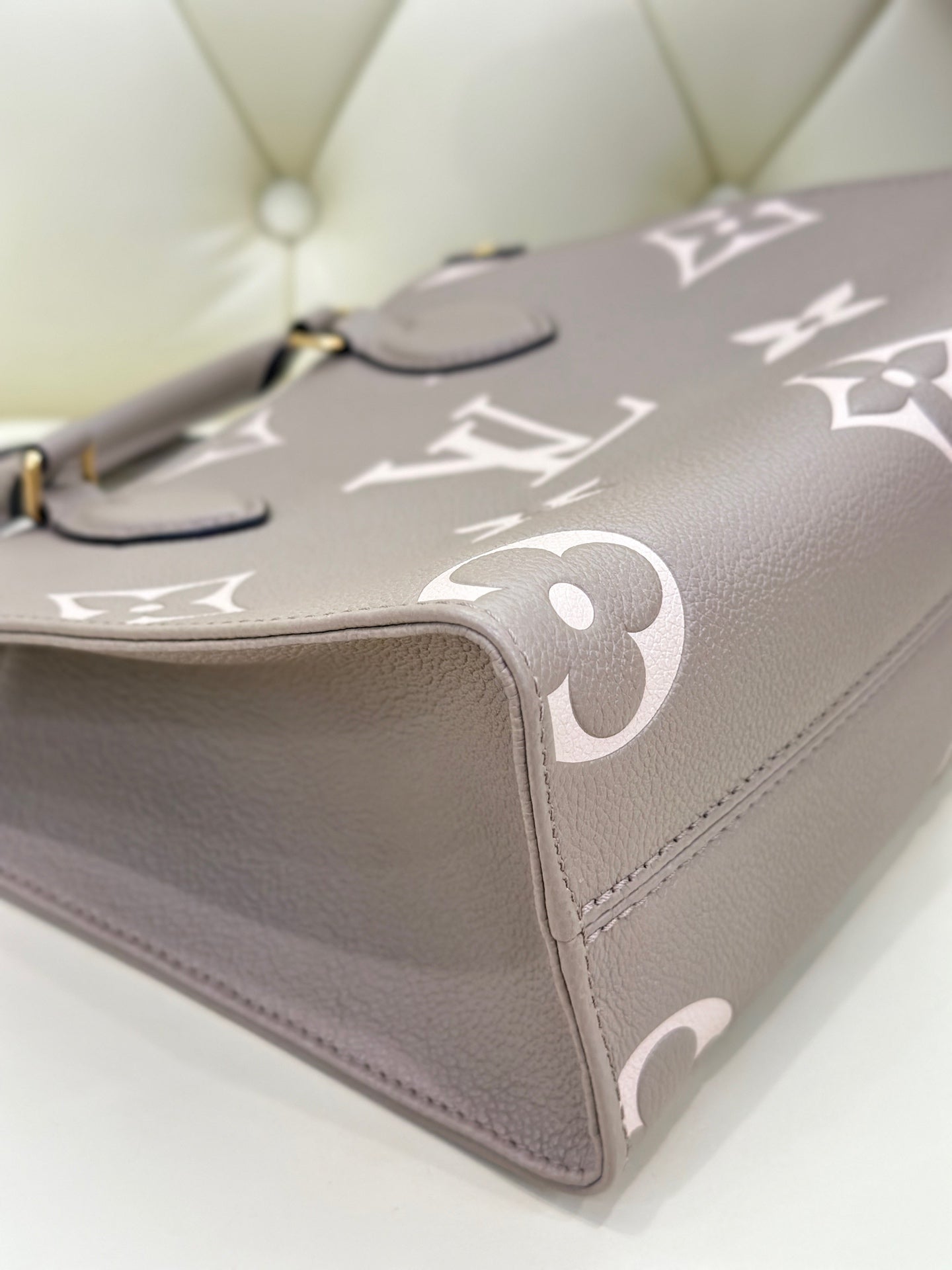 Louis Vuitton Onthego Crossbody 25 x 19 x 11.5 M45779
