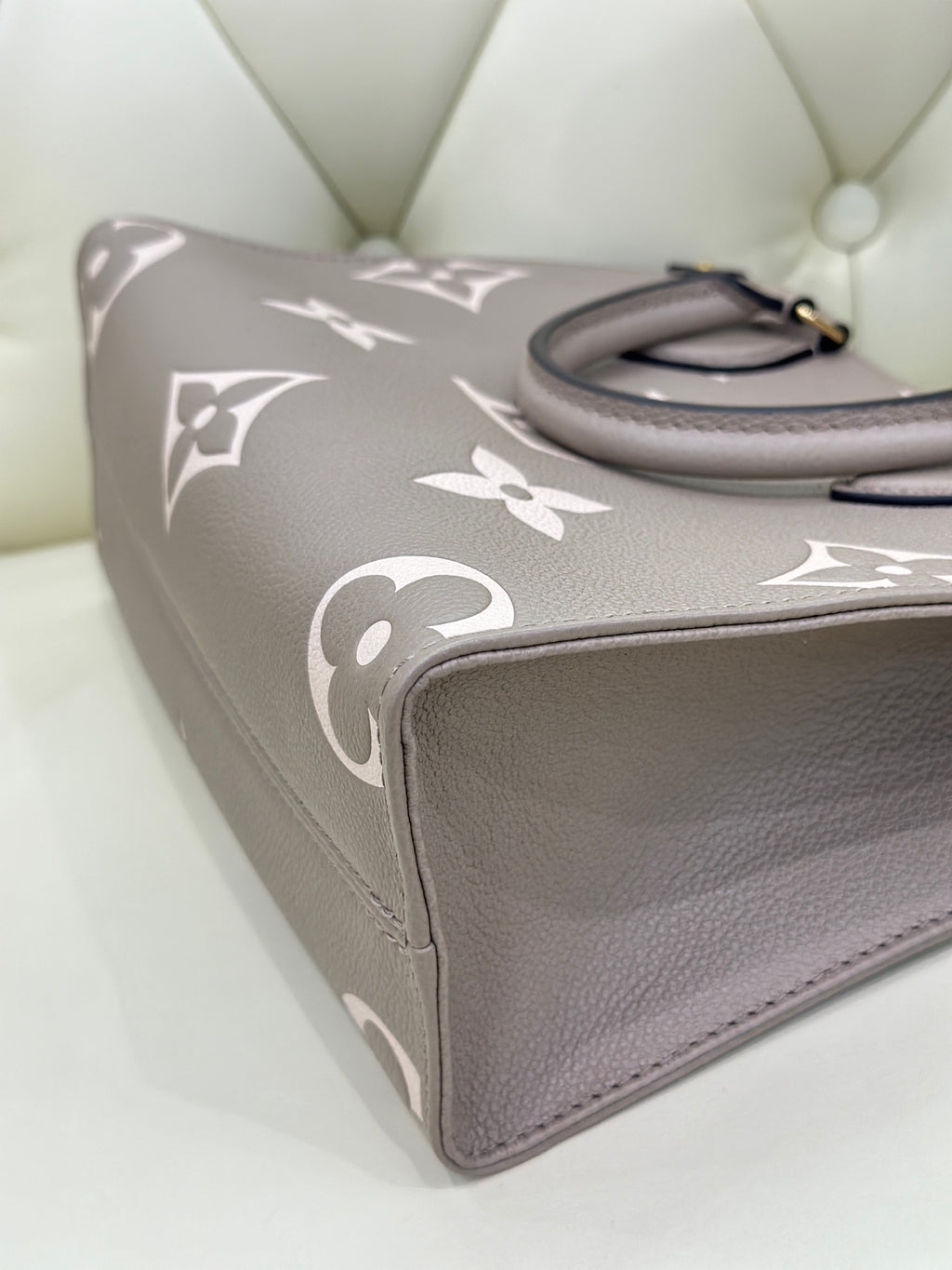 Louis Vuitton Onthego Crossbody 25 x 19 x 11.5 M45779