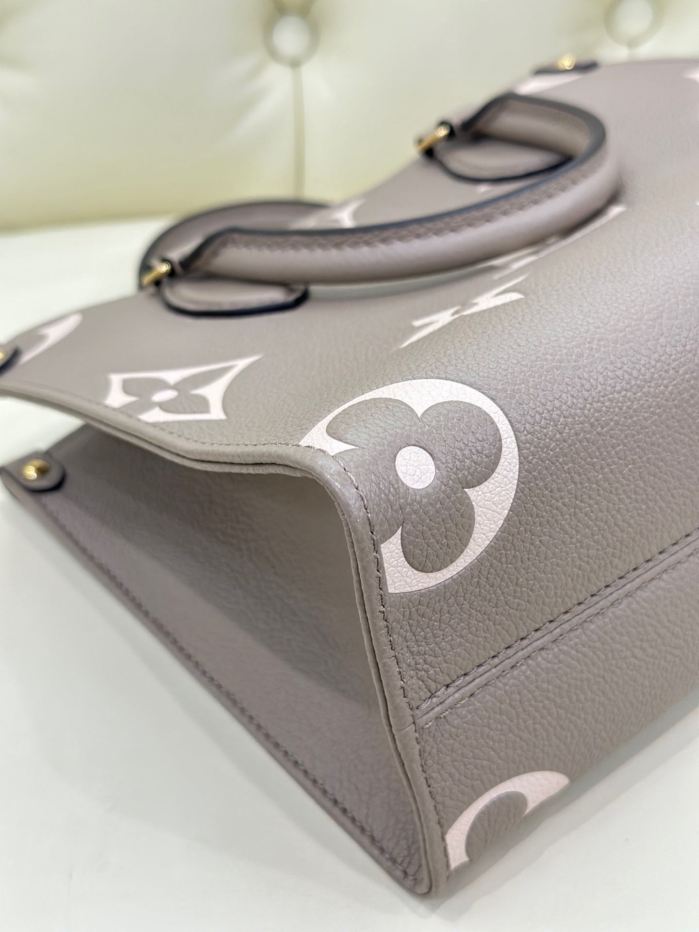 Louis Vuitton Onthego Crossbody 25 x 19 x 11.5 M45779