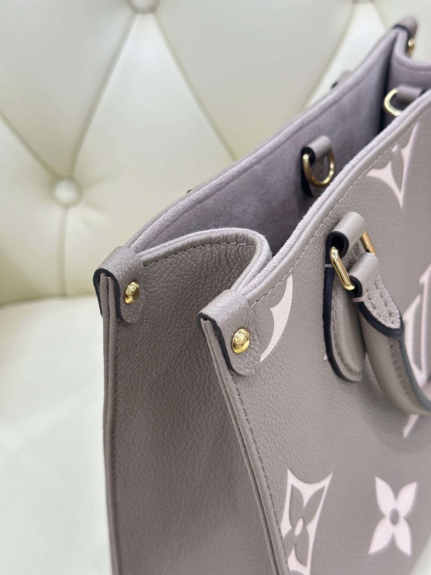 Louis Vuitton Onthego Crossbody 25 x 19 x 11.5 M45779