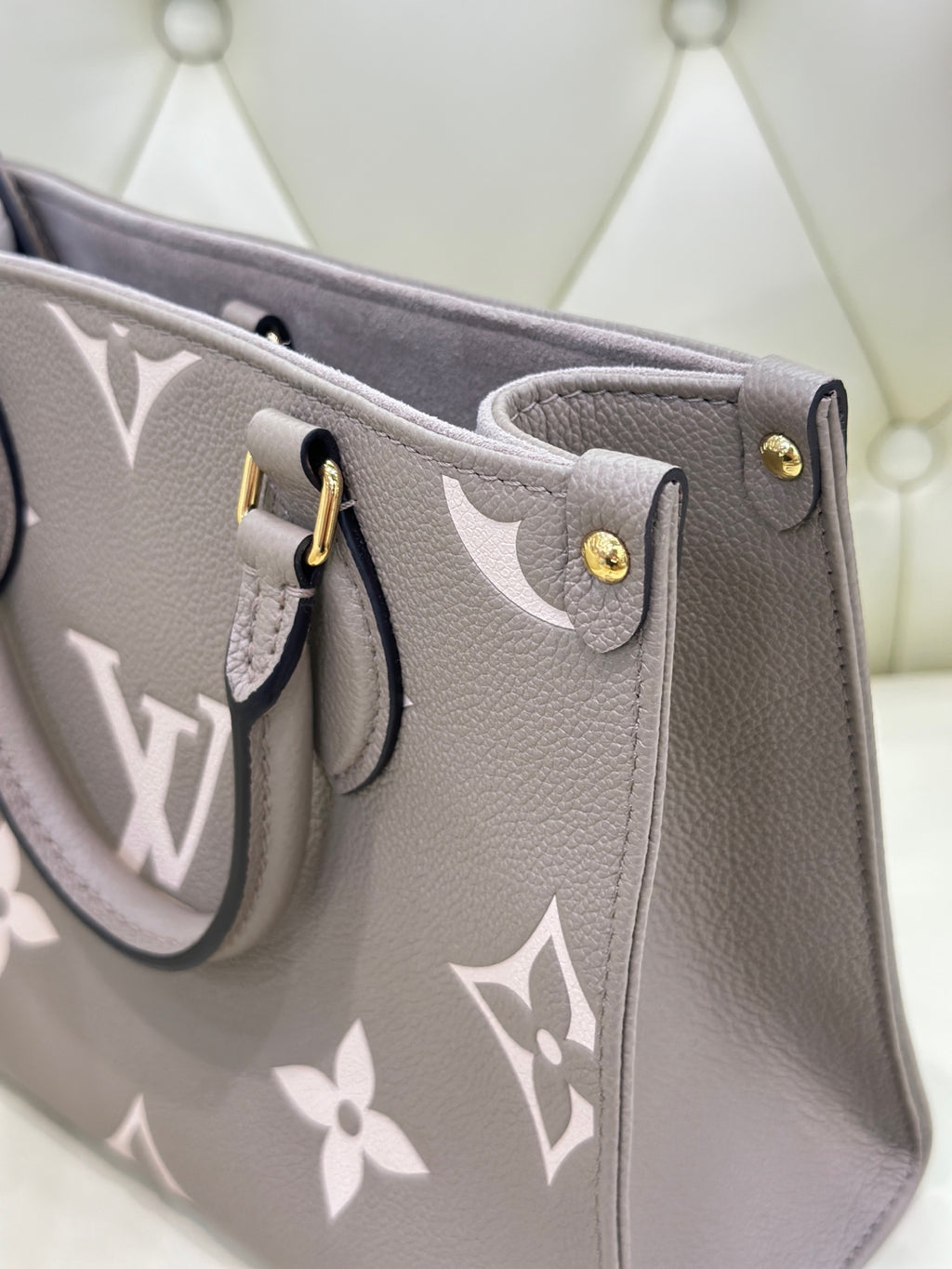 Louis Vuitton Onthego Crossbody 25 x 19 x 11.5 M45779
