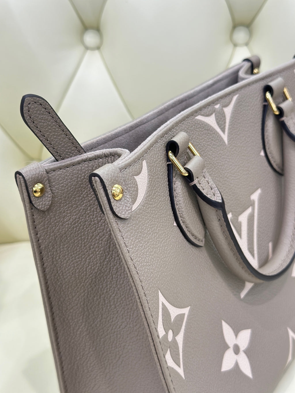 Louis Vuitton Onthego Crossbody 25 x 19 x 11.5 M45779