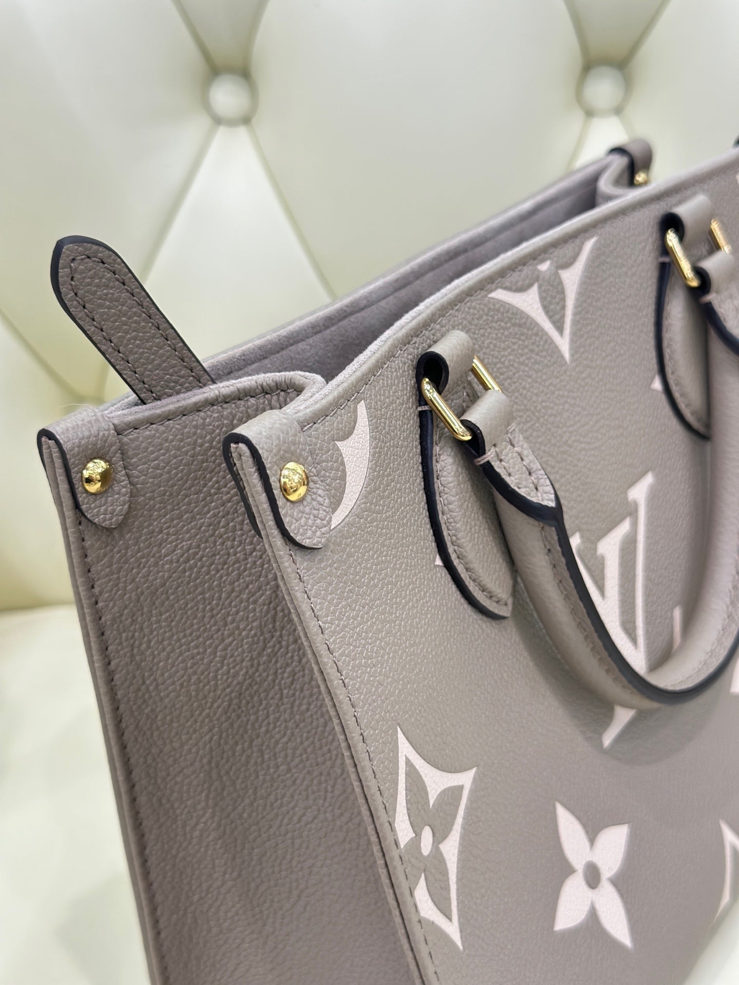 Louis Vuitton Onthego Crossbody 25 x 19 x 11.5 M45779