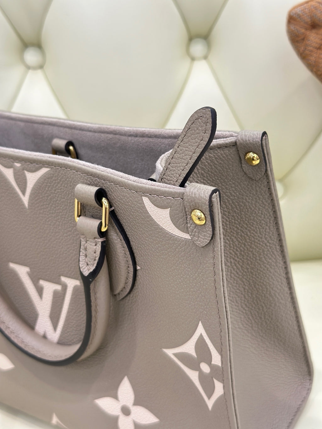 Louis Vuitton Onthego Crossbody 25 x 19 x 11.5 M45779