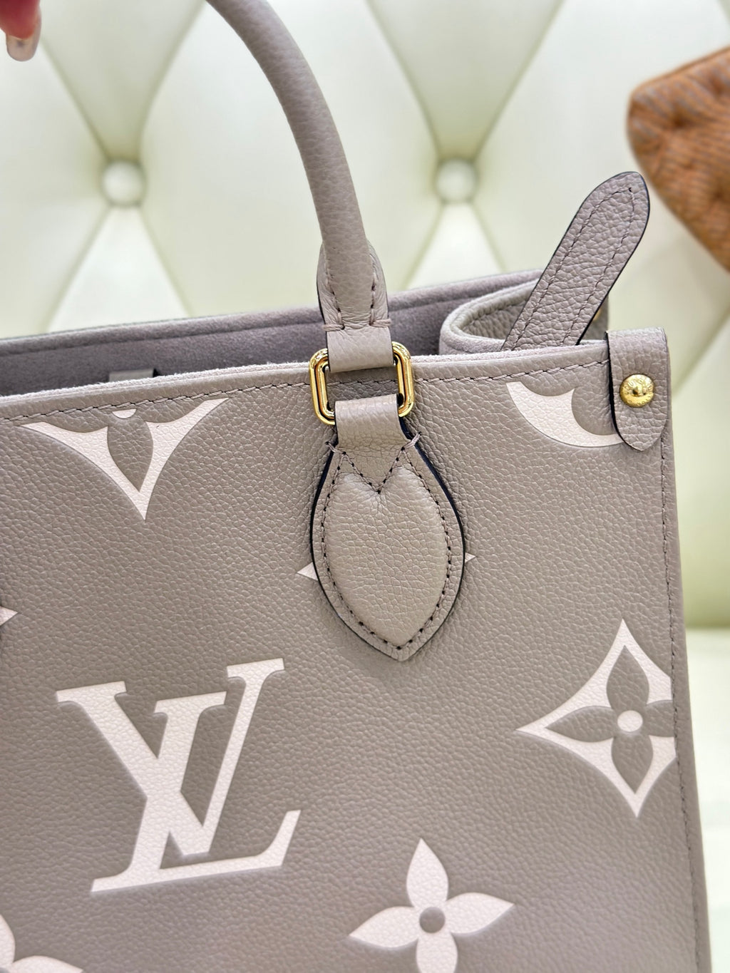 Louis Vuitton Onthego Crossbody 25 x 19 x 11.5 M45779