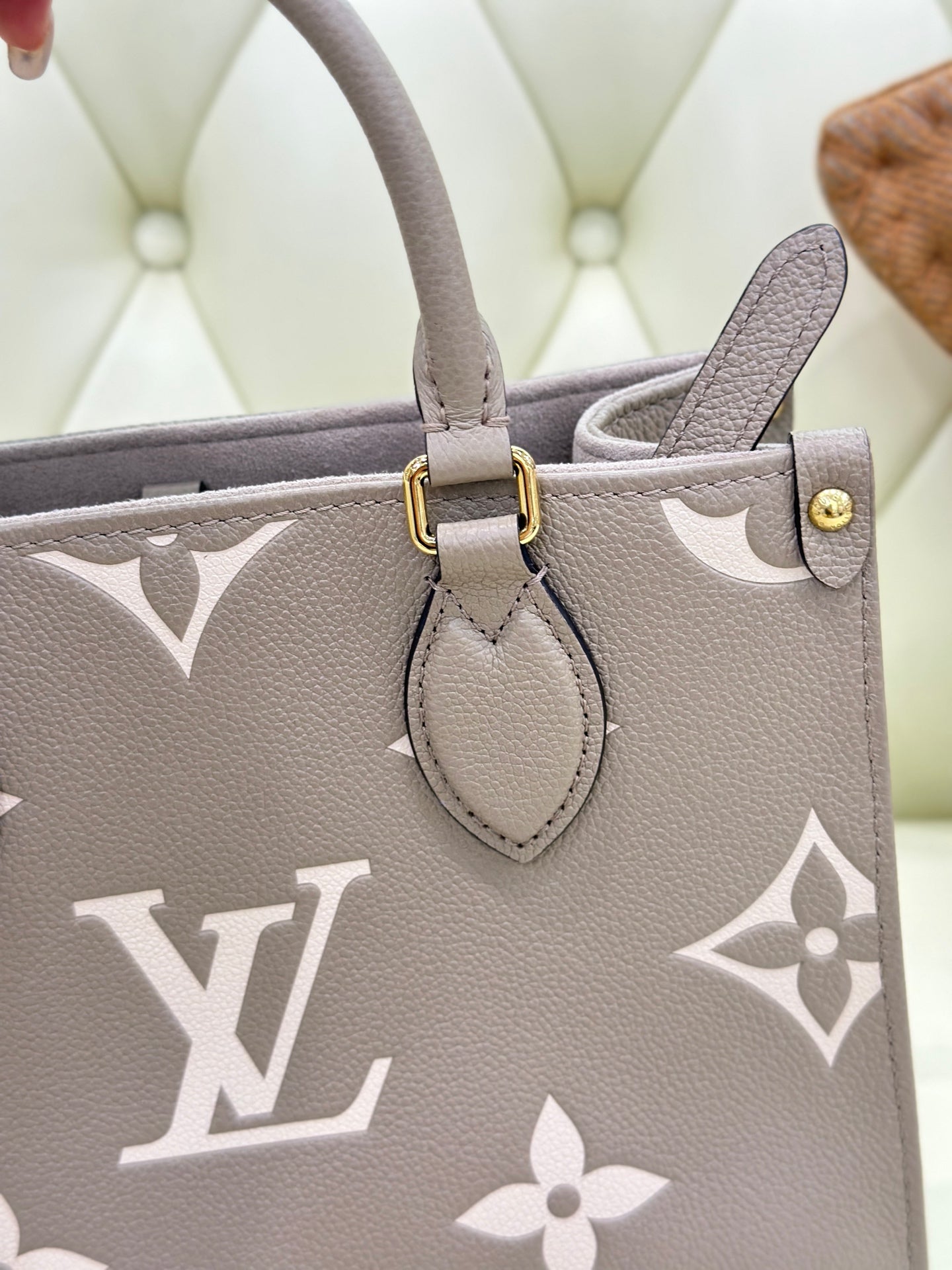 Louis Vuitton Onthego Crossbody 25 x 19 x 11.5 M45779