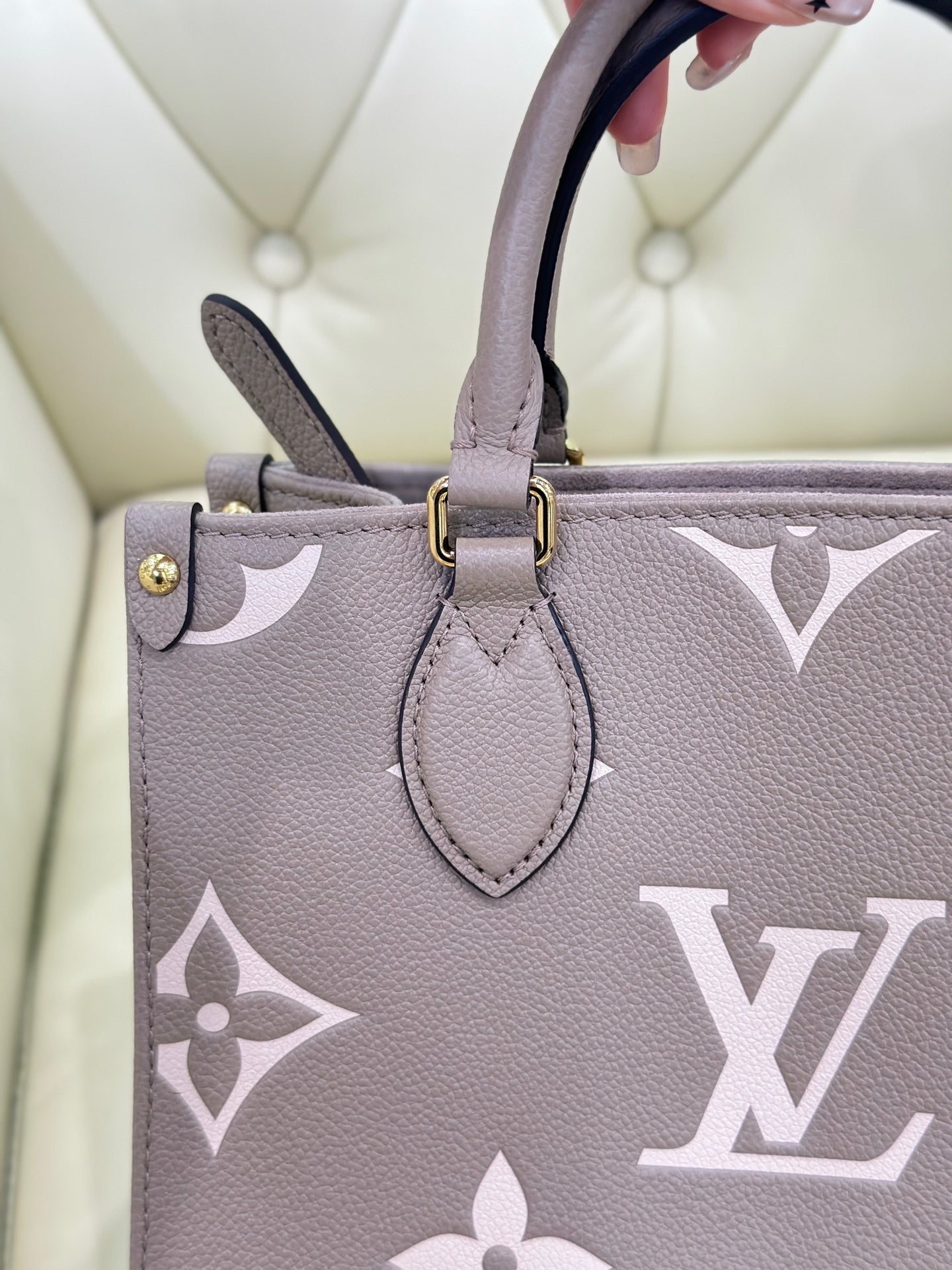 Louis Vuitton Onthego Crossbody 25 x 19 x 11.5 M45779