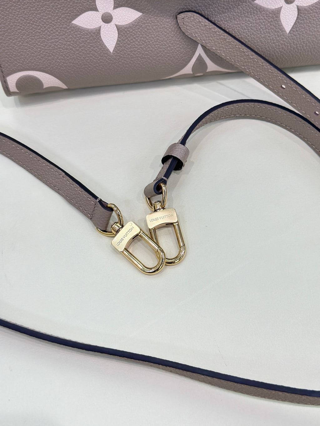 Louis Vuitton Onthego Crossbody 25 x 19 x 11.5 M45779