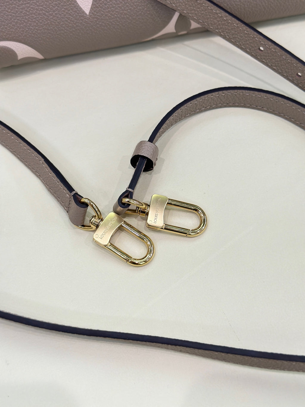 Louis Vuitton Onthego Crossbody 25 x 19 x 11.5 M45779