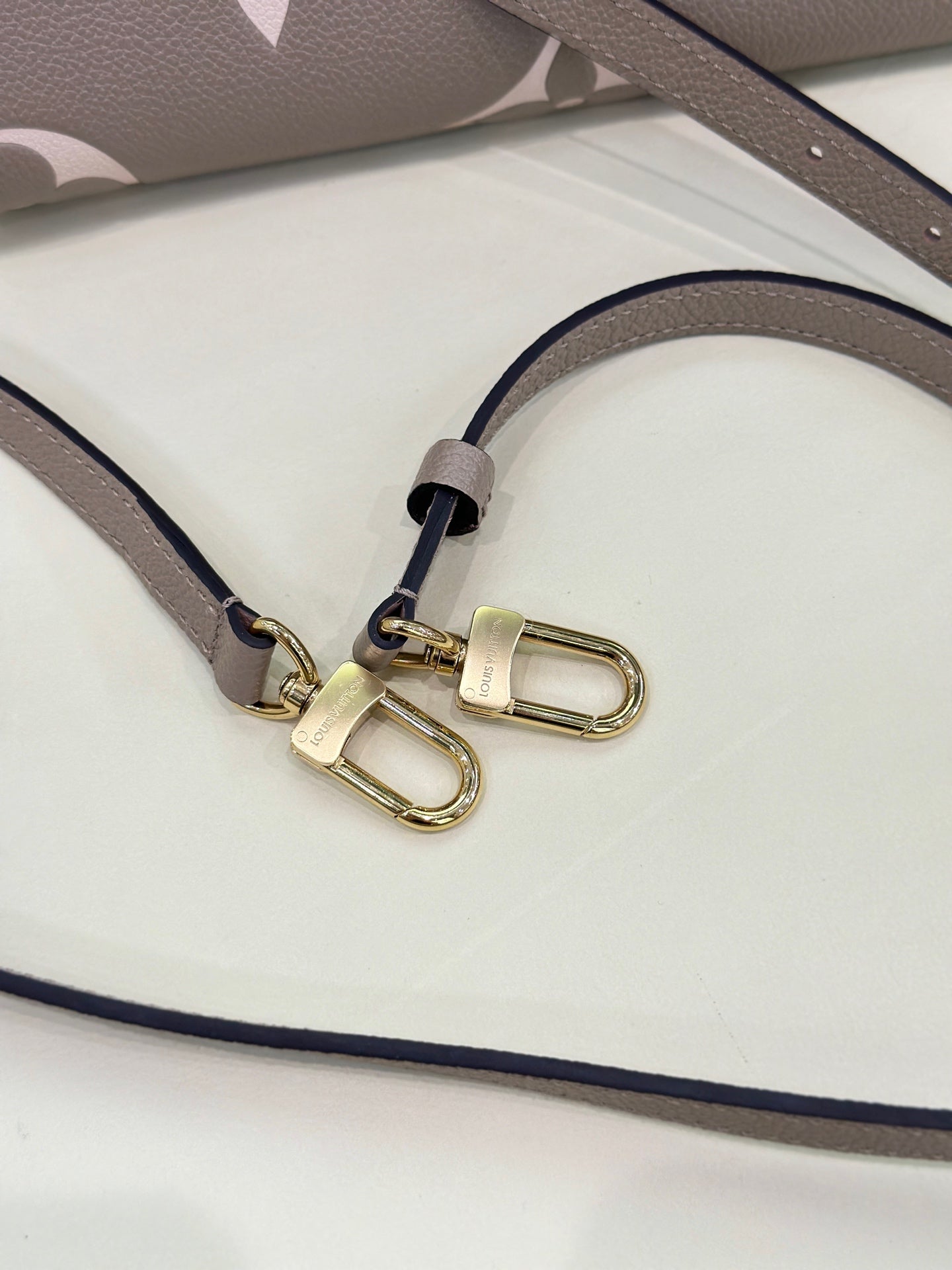 Louis Vuitton Onthego Crossbody 25 x 19 x 11.5 M45779