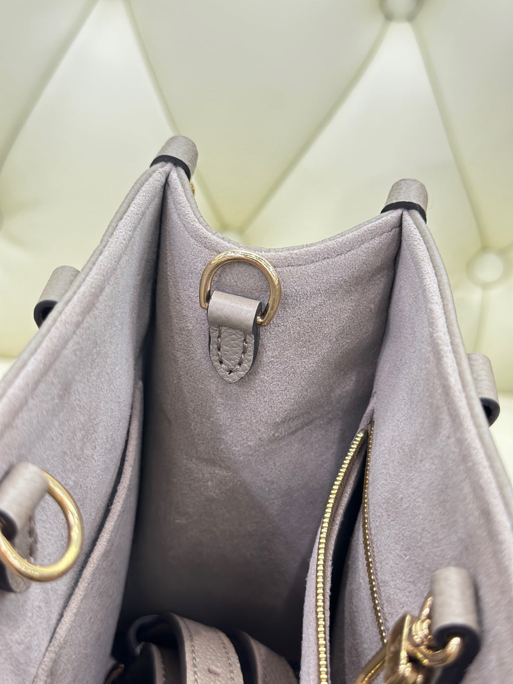 Louis Vuitton Onthego Crossbody 25 x 19 x 11.5 M45779