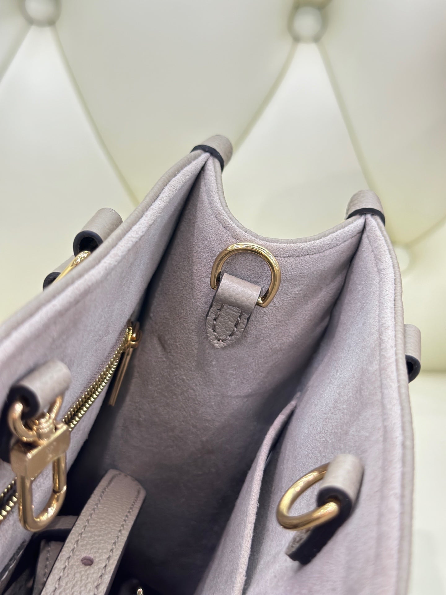 Louis Vuitton Onthego Crossbody 25 x 19 x 11.5 M45779