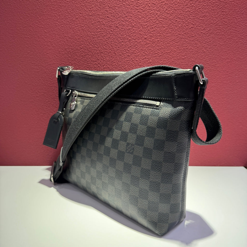 Louis Vuitton Black Messenger Bag 33.0x 25.5x 9.0 cm N40003