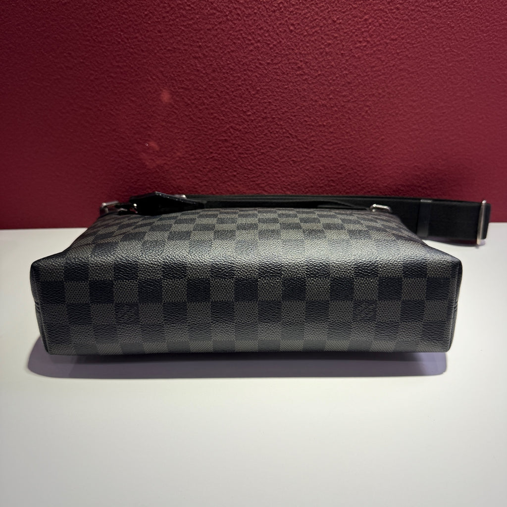 Louis Vuitton Black Messenger Bag 33.0x 25.5x 9.0 cm N40003