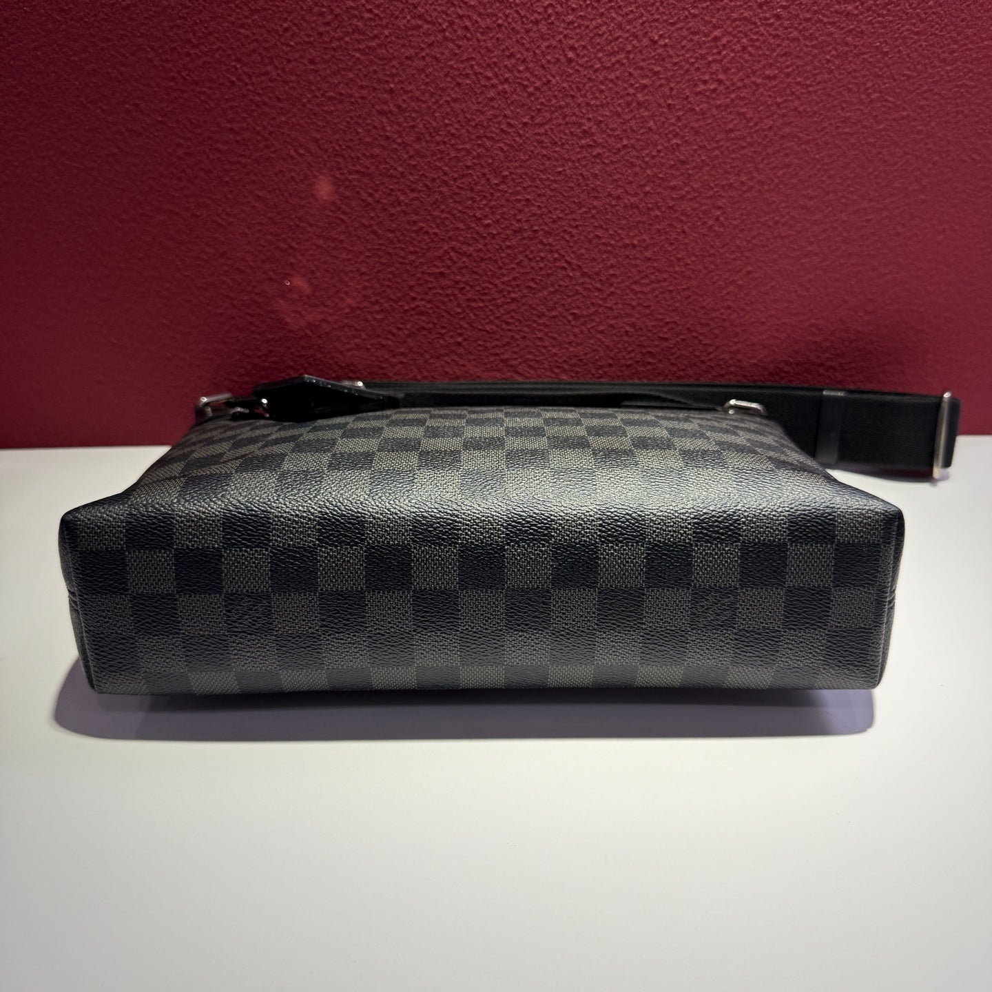 Louis Vuitton Black Messenger Bag 33.0x 25.5x 9.0 cm N40003