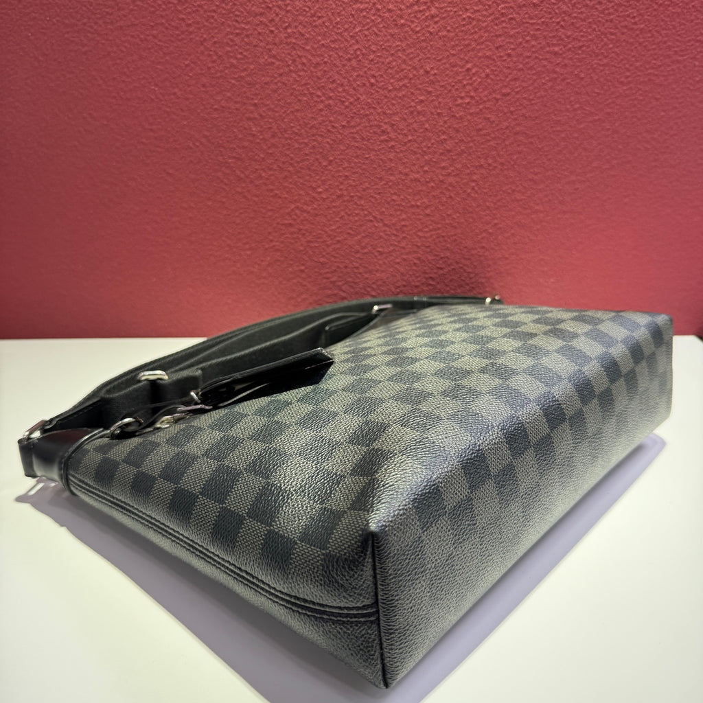 Louis Vuitton Black Messenger Bag 33.0x 25.5x 9.0 cm N40003