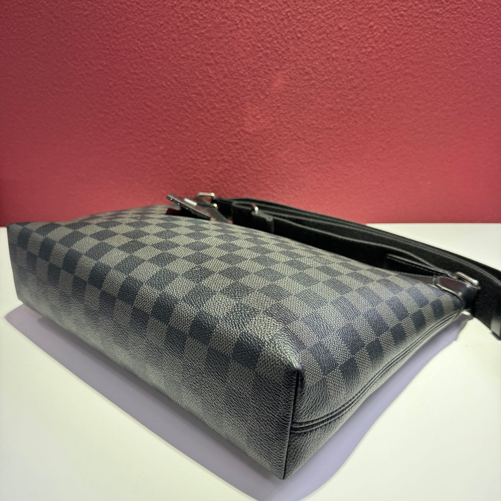 Louis Vuitton Black Messenger Bag 33.0x 25.5x 9.0 cm N40003