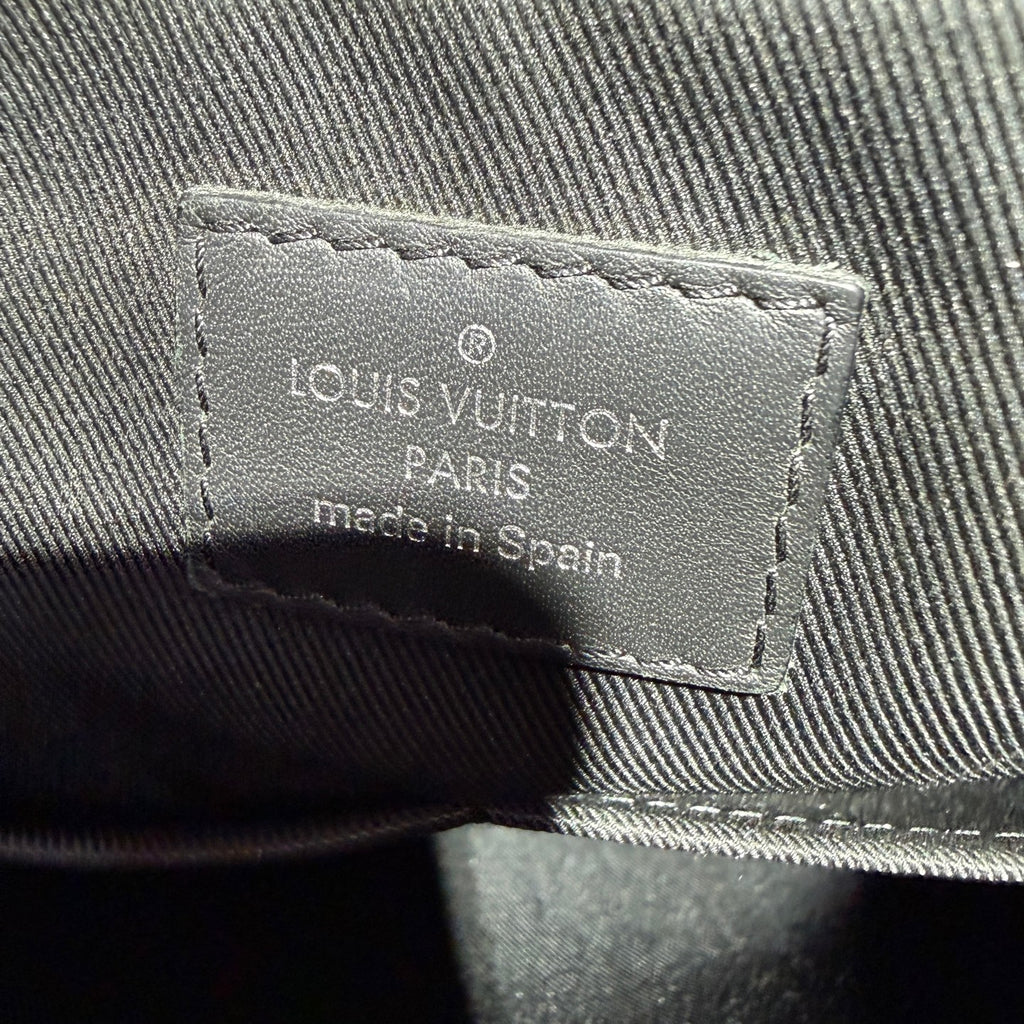 Louis Vuitton Black Messenger Bag 33.0x 25.5x 9.0 cm N40003