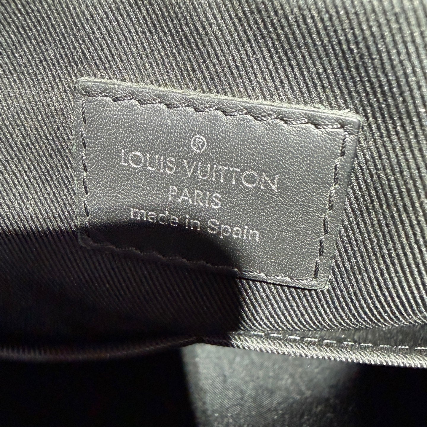 Louis Vuitton Black Messenger Bag 33.0x 25.5x 9.0 cm N40003