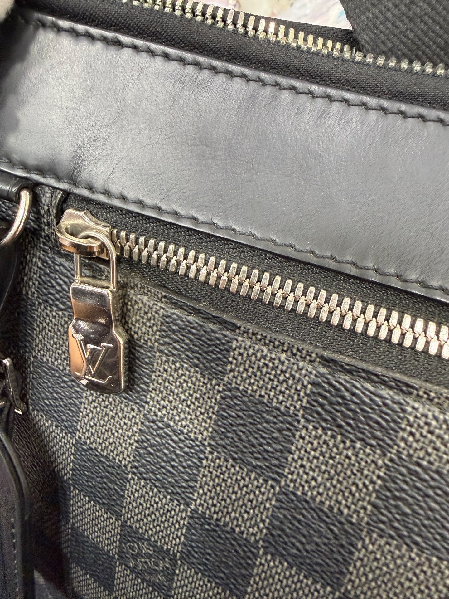 Louis Vuitton Black Messenger Bag 33.0x 25.5x 9.0 cm N40003