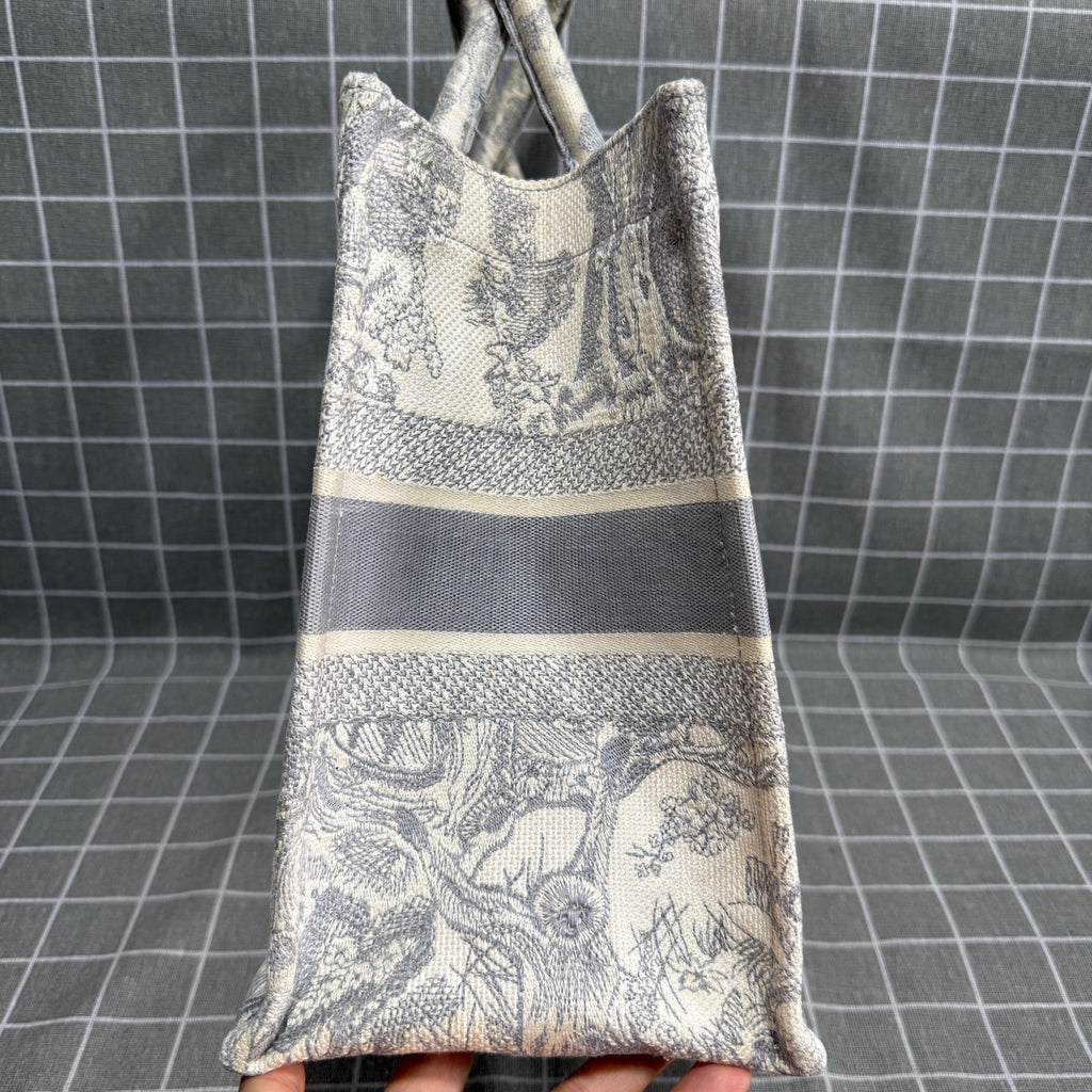 Dior Gray M1296ZRGO_M932