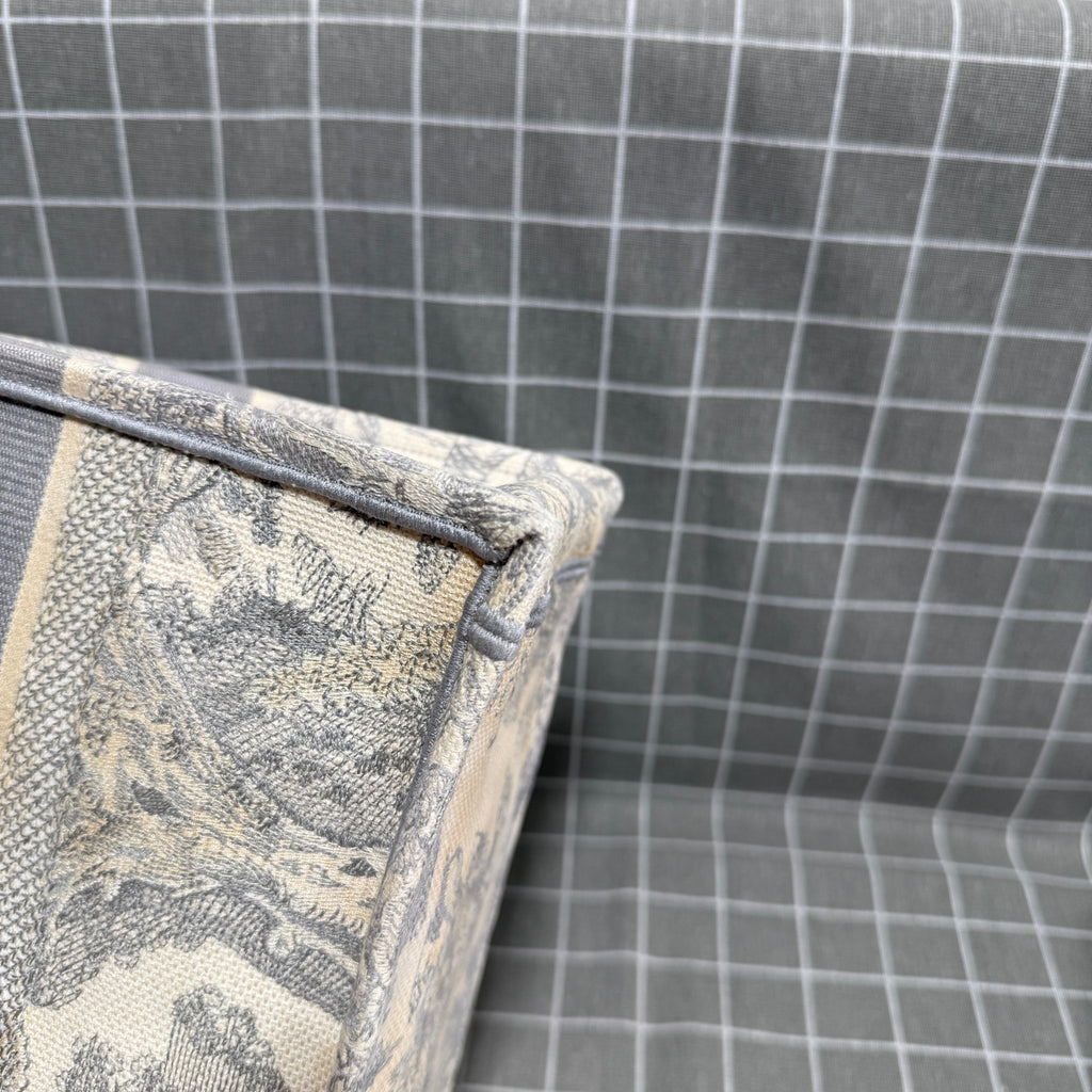 Dior Gray M1296ZRGO_M932
