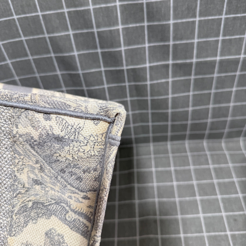 Dior Gray M1296ZRGO_M932