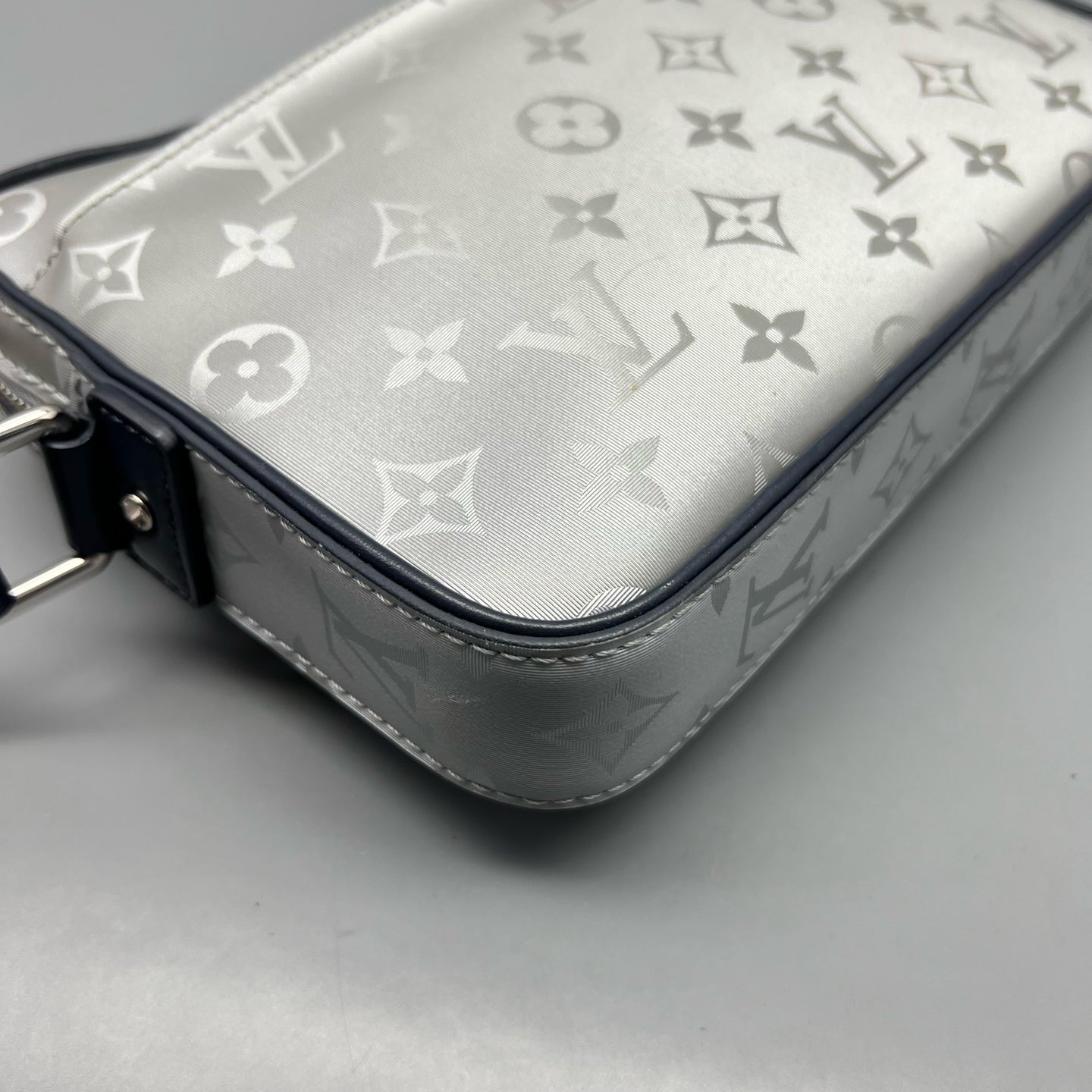 Louis Vuitton Messenger Bag