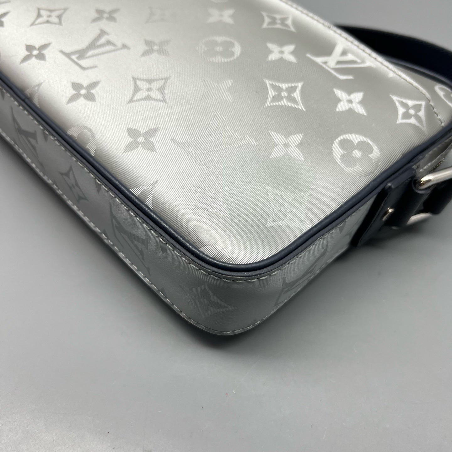 Louis Vuitton Messenger Bag