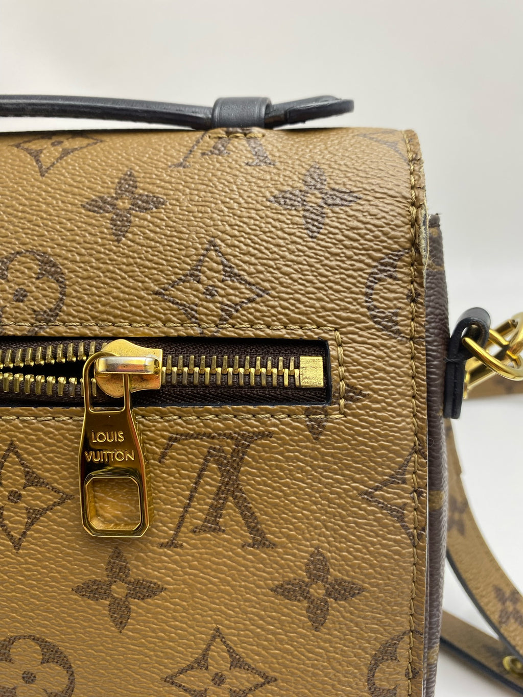 Louis Vuitton Messenger Bag