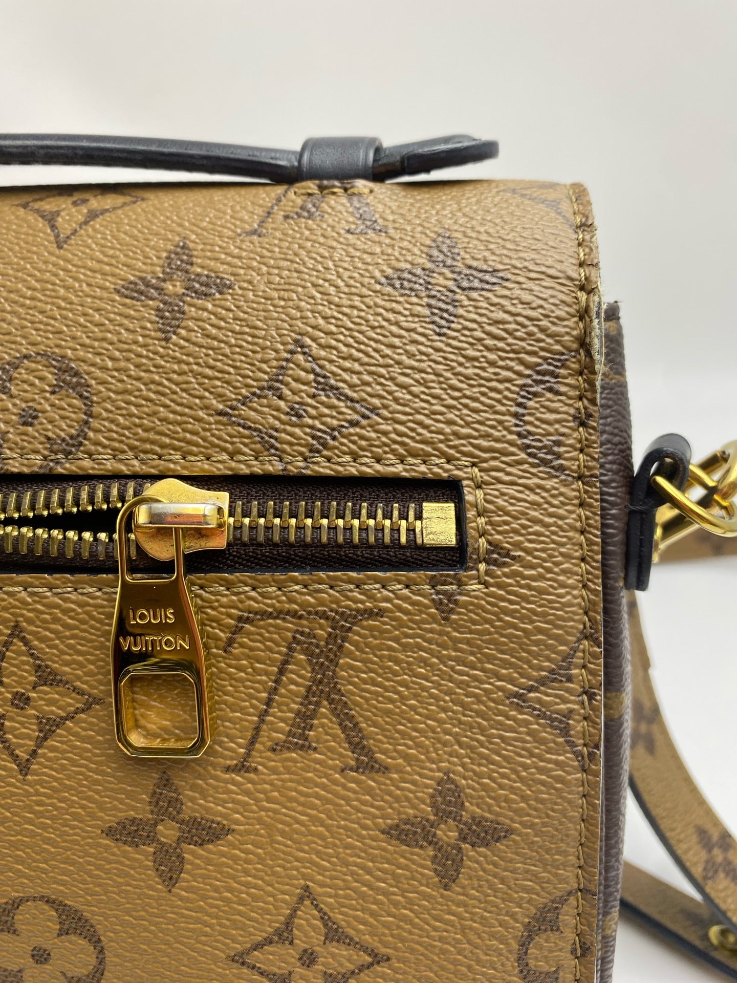 Louis Vuitton Messenger Bag