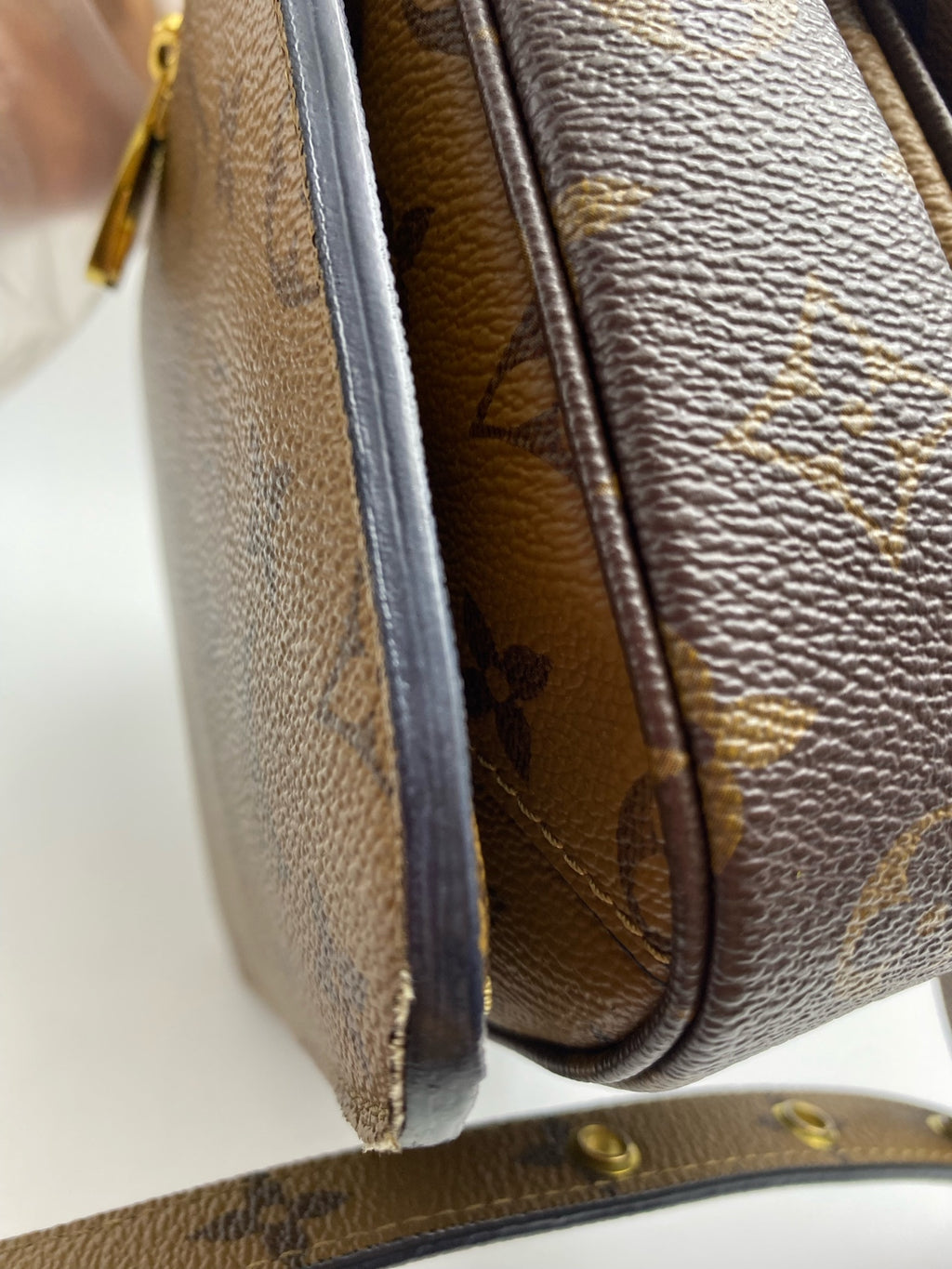 Louis Vuitton Messenger Bag