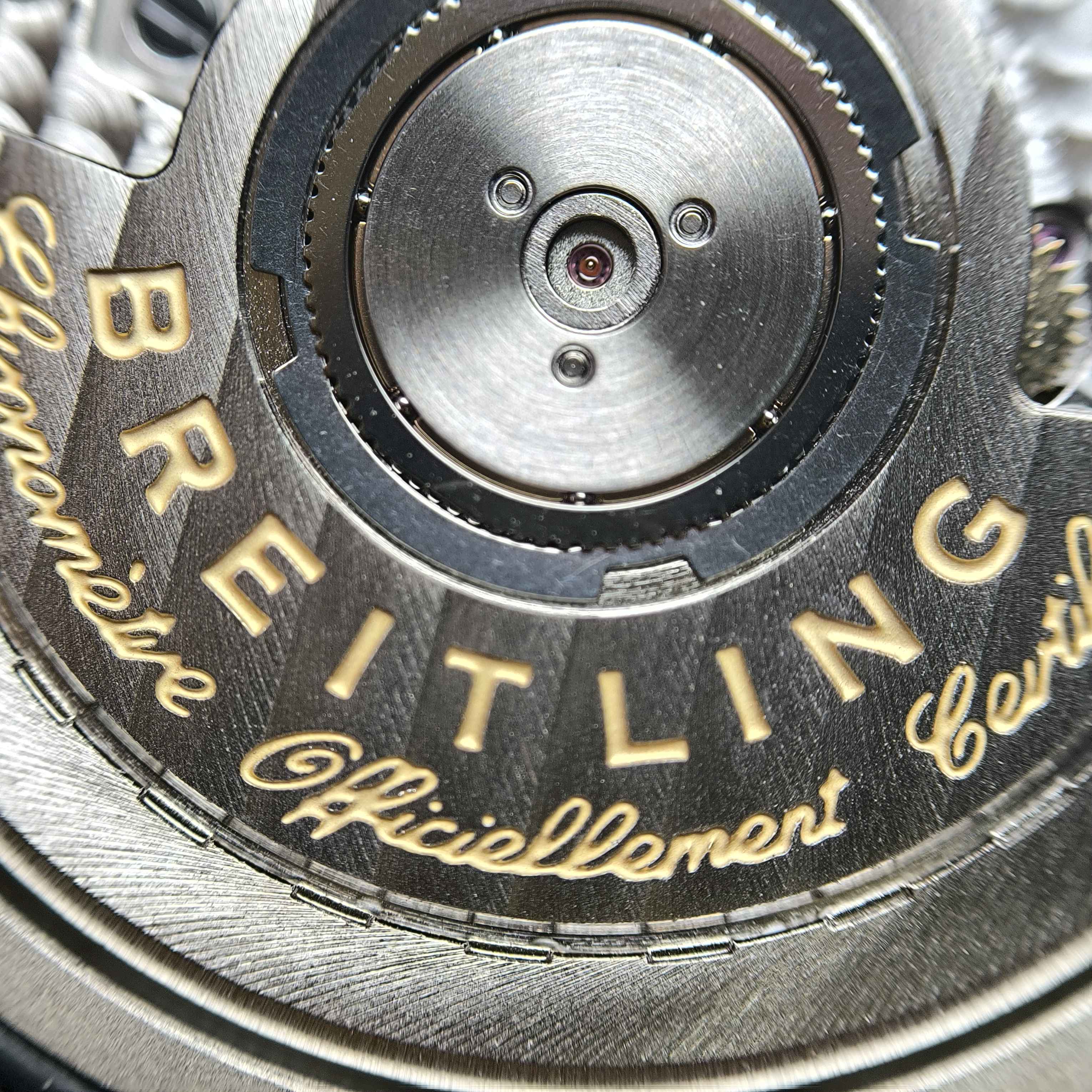 Breitling Avenger 45 millimeters V32395101B1X3
