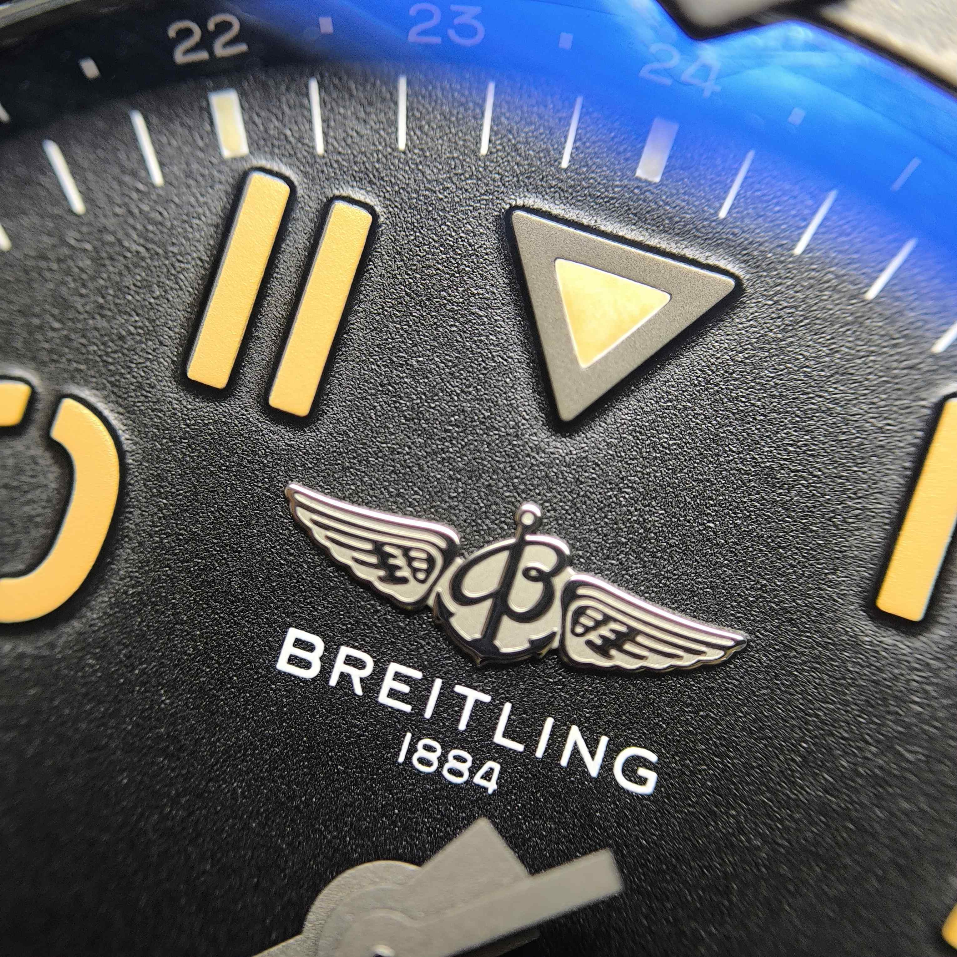 Breitling Avenger 45 millimeters V32395101B1X3