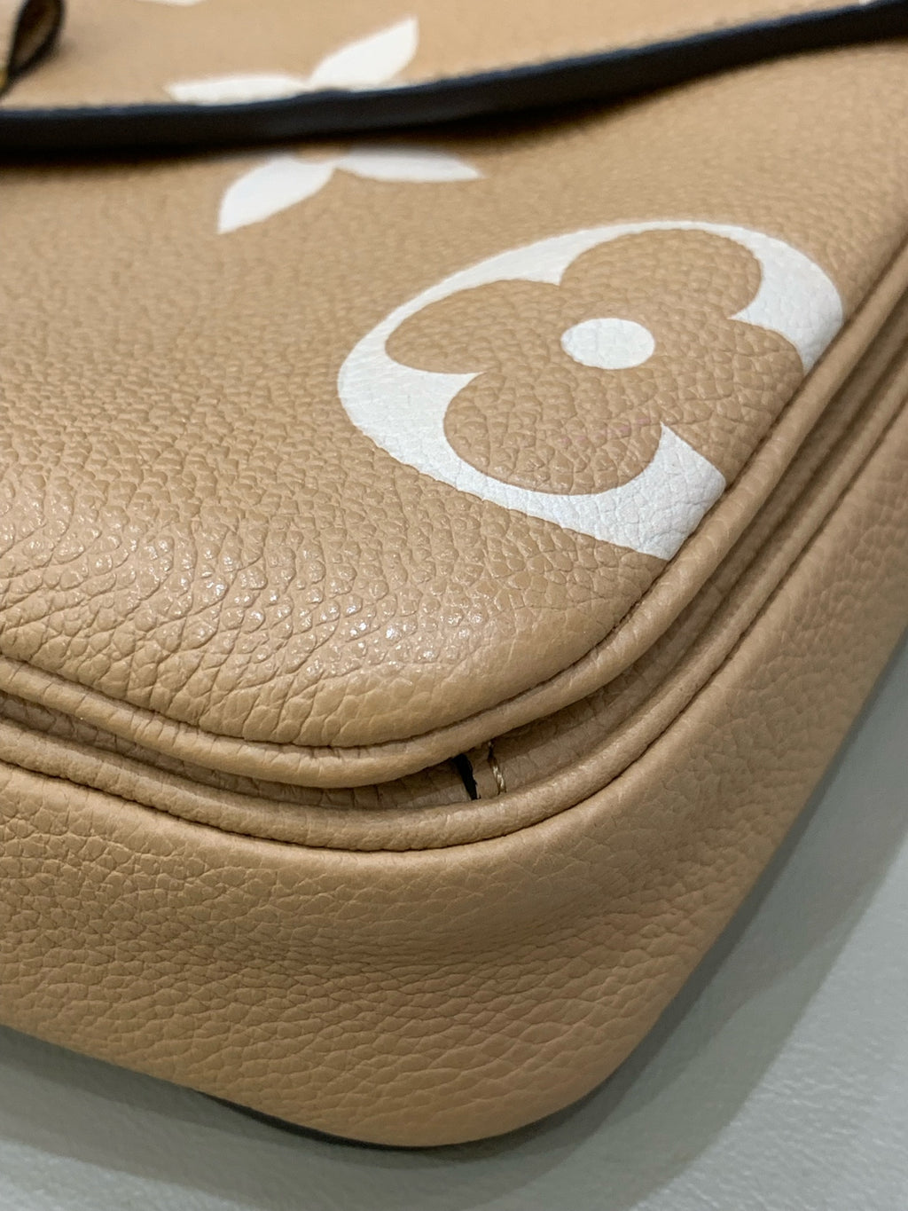 Louis Vuitton Pochette Métis Messenger Bag 25 x 19 x 7 M45773