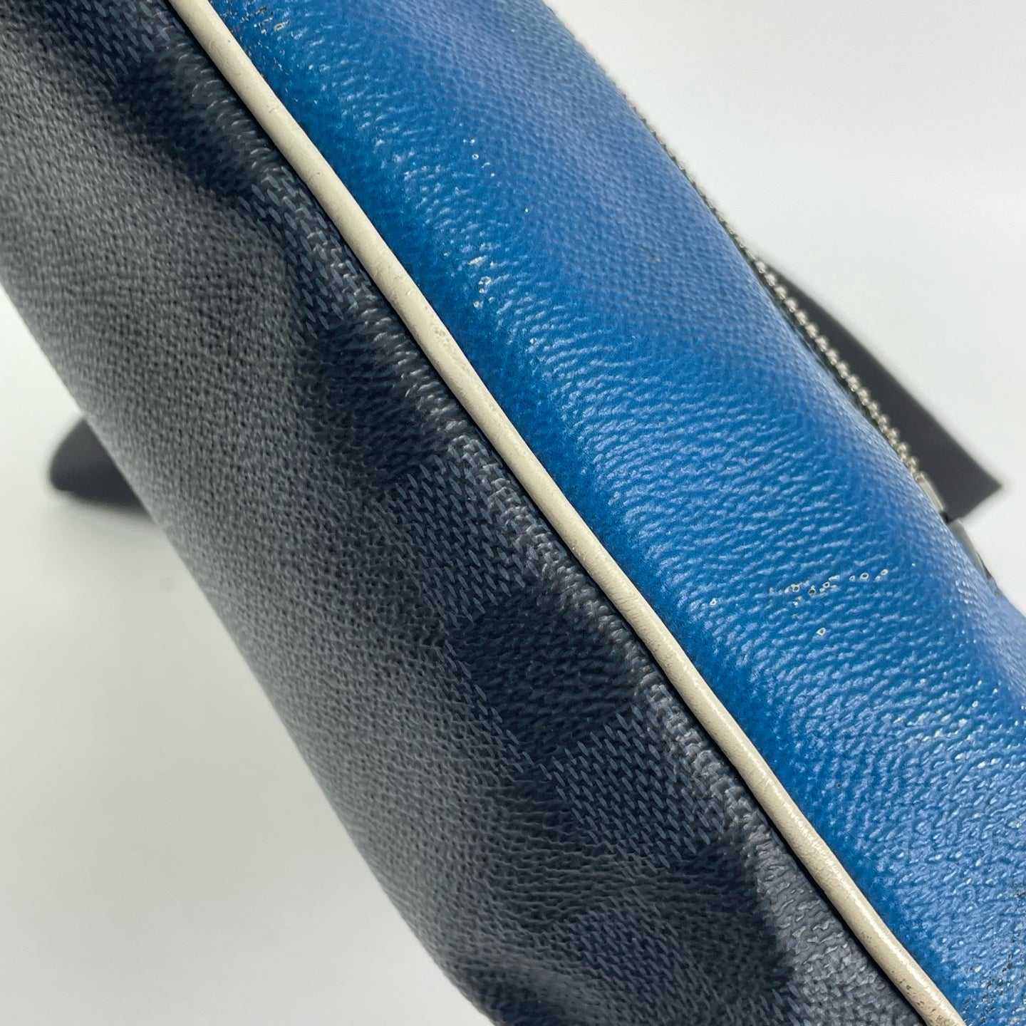 Louis Vuitton Messenger Bag