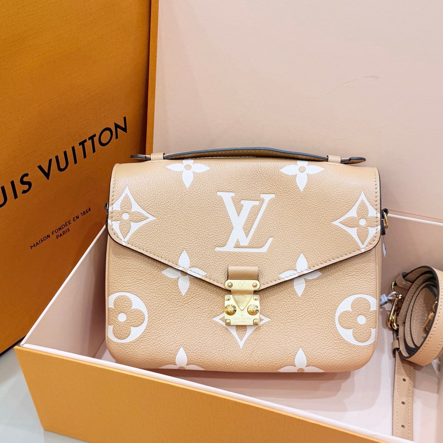Louis Vuitton Pochette Métis Messenger Bag 25 x 19 x 7 M45773