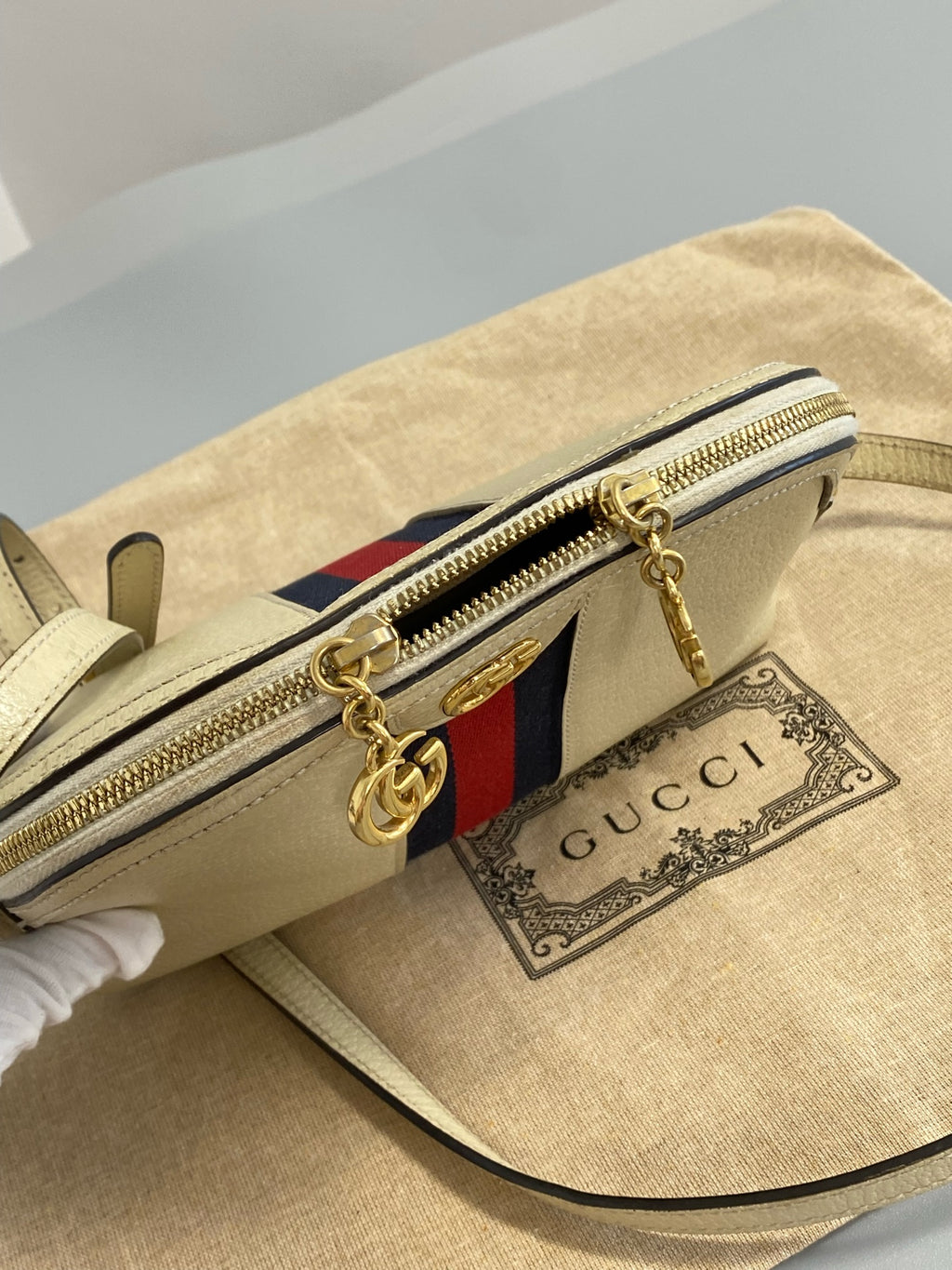Gucci White 499621DJ2DG8454