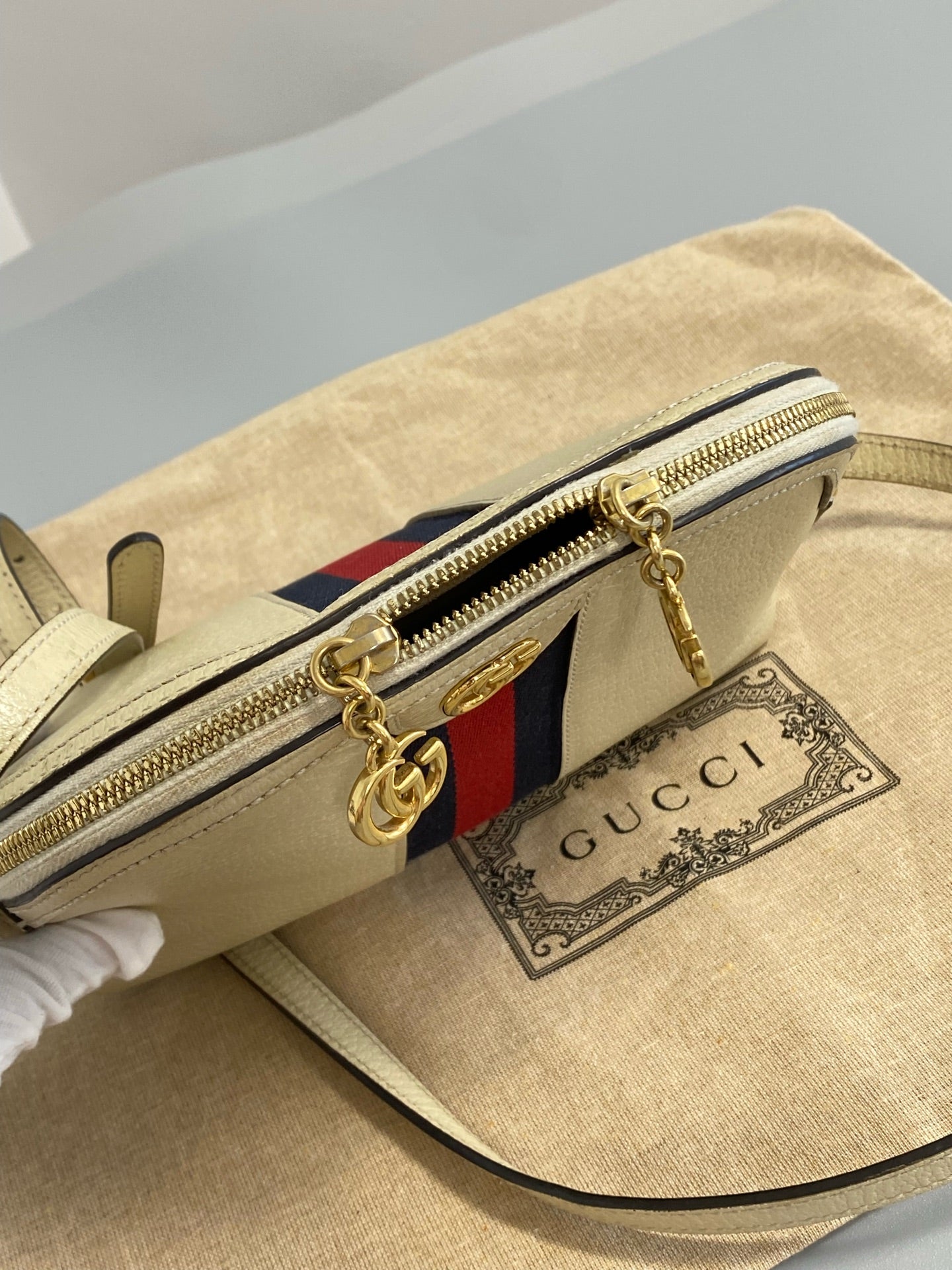 Gucci White 499621DJ2DG8454